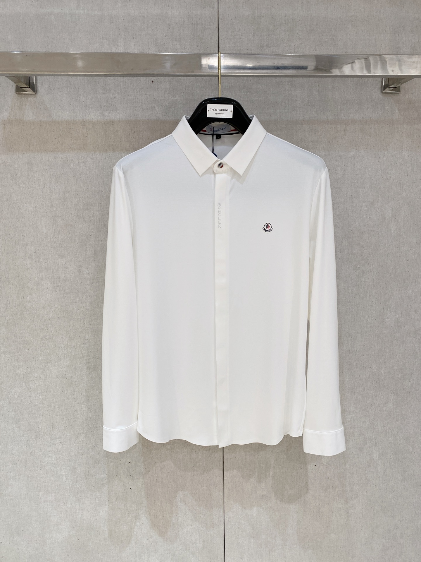 NO:446458,The new 2025ss autumn polo lapel long sleeve series. Customized top-quality icy chicken markless shirt!  The 1:1 heavy craftsmanship design, the logo embellishment of fashionable big brand elements, the upper body style is excellent, the fabric is delicate, comfortable and breathable, and it is super good-looking and stylish, and it is a must-have for fashionable men!  Size M-4xl (model 178/145 catties upper body L size), Moncler,shirts,alexander wang19860909蒙口 2025ss秋季新款polo翻领长袖 系列.定制顶级冰爽锦氨无痕衬衫！重工艺1:1设计,时尚大牌元素logo点缀,上身版型超赞,面料细腻舒适透气,随意搭配都超级好看时尚型男必备款哦！尺码M-4xl (模特178/145斤上身L码),,Moncler,shirts,alexander wang,Men's clothing