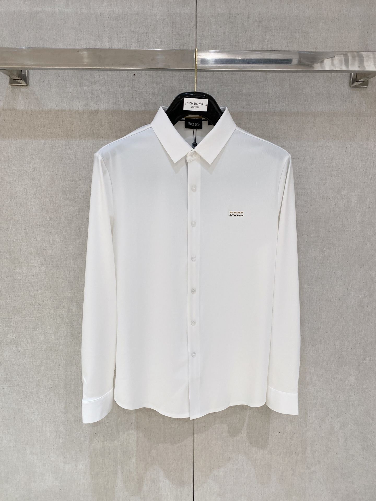 NO:446465,Boss 2025ss autumn new polo lapel long sleeve series. Customized top-quality ice-cold chinensis markless shirt!  The 1:1 heavy craftsmanship design, the logo embellishment of fashionable big brand elements, the upper body style is excellent, the fabric is delicate, comfortable and breathable, and it is super good-looking and stylish, and it is a must-have for fashionable men!  Size M-4xl (model 178/145 catties upper body L size), Shirts,alexander wang19860909boss 2025ss秋季新款polo翻领长袖 系列.定制顶级冰爽锦氨无痕衬衫！重工艺1:1设计,时尚大牌元素logo点缀,上身版型超赞,面料细腻舒适透气,随意搭配都超级好看时尚型男必备款哦！尺码M-4xl (模特178/145斤上身L码),,shirts,alexander wang,Men's clothing