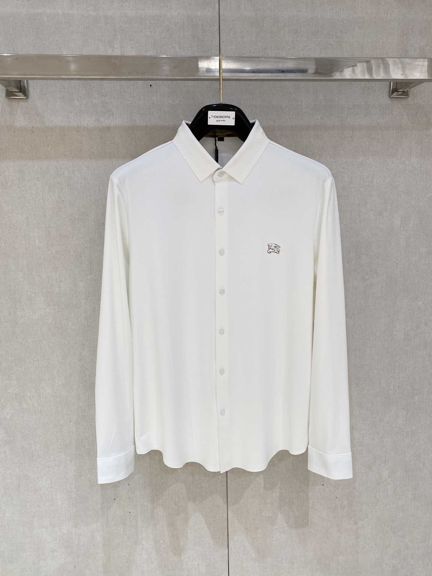 NO:446470,Burberry 2025ss autumn new polo lapel long sleeve series. Customized top-quality ice-cold chinensis markless shirt!  The 1:1 heavy craftsmanship design, the logo embellishment of fashionable big brand elements, the upper body style is excellent, the fabric is delicate, comfortable and breathable, and it is super good-looking and stylish, and it is a must-have for fashionable men!  Size M-4xl (model 178/145 catties upper body L size), burberry,shirts,alexander wang19860909巴宝莉 2025ss秋季新款polo翻领长袖 系列.定制顶级冰爽锦氨无痕衬衫！重工艺1:1设计,时尚大牌元素logo点缀,上身版型超赞,面料细腻舒适透气,随意搭配都超级好看时尚型男必备款哦！尺码M-4xl (模特178/145斤上身L码),,burberry,shirts,alexander wang,Men's clothing