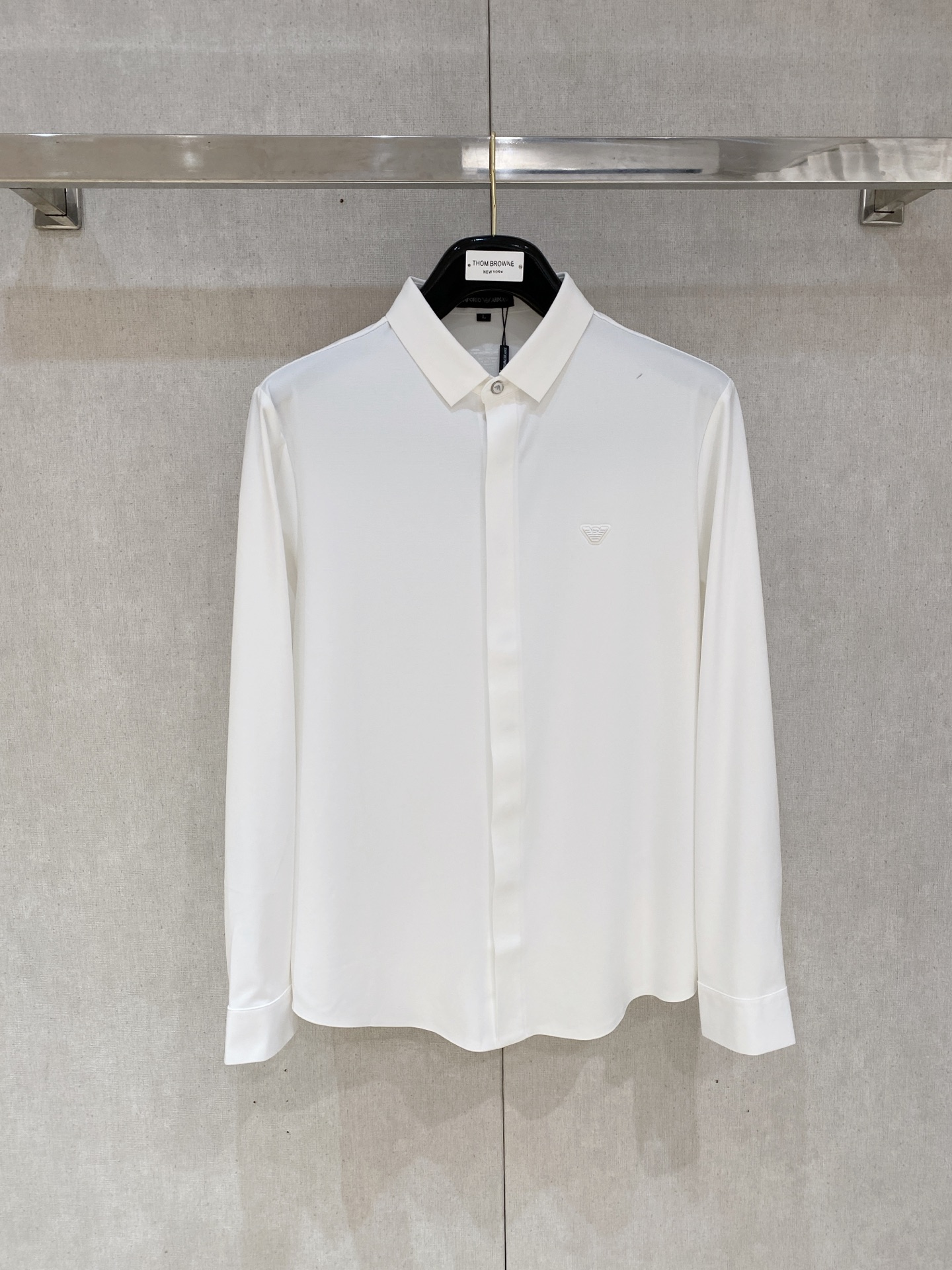 NO:446476,Armani 2025ss autumn new polo lapel long sleeve series. Customized top-quality ice-cold chinensis markless shirt!  The 1:1 heavy craftsmanship design, the logo embellishment of fashionable big brand elements, the upper body style is excellent, the fabric is delicate, comfortable and breathable, and it is super good-looking and stylish, and it is a must-have for fashionable men!  Size M-4xl (model 178/145 catties upper body L size), Armani,shirts,alexander wang19860909阿玛尼 2025ss秋季新款polo翻领长袖 系列.定制顶级冰爽锦氨无痕衬衫！重工艺1:1设计,时尚大牌元素logo点缀,上身版型超赞,面料细腻舒适透气,随意搭配都超级好看时尚型男必备款哦！尺码M-4xl (模特178/145斤上身L码),,armani,shirts,alexander wang,Men's clothing