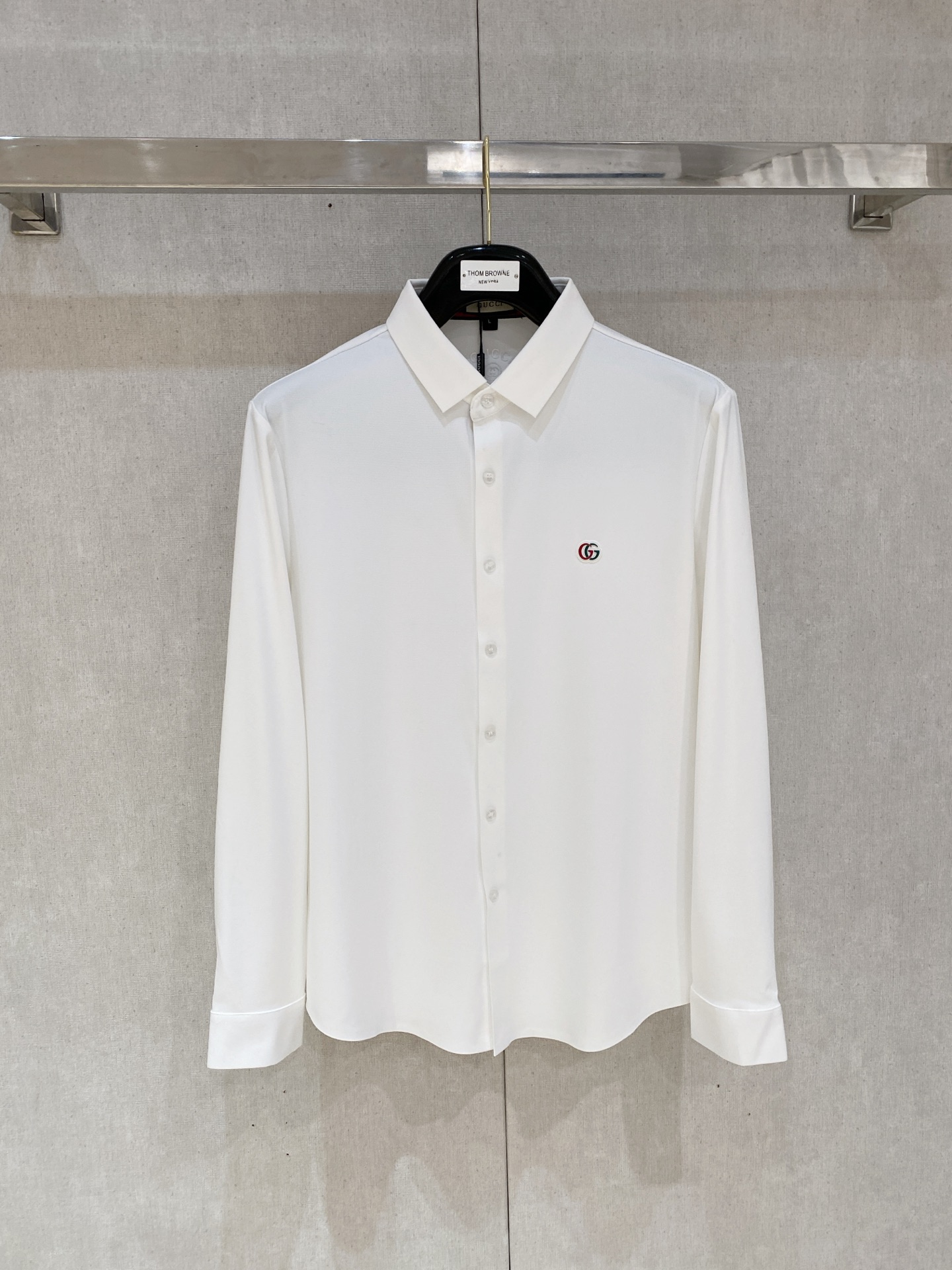 NO:446462,Gucci 2025ss autumn new polo lapel long sleeve series. Customized top-quality ice-cold chinensis markless shirt!  The 1:1 heavy craftsmanship design, the logo embellishment of fashionable big brand elements, the upper body style is excellent, the fabric is delicate, comfortable and breathable, and it is super good-looking and stylish, and it is a must-have for fashionable men!  Size M-4xl (model 178/145 catties upper body L size), gucci,shirts,alexander wang19860909古驰 2025ss秋季新款polo翻领长袖 系列.定制顶级冰爽锦氨无痕衬衫！重工艺1:1设计,时尚大牌元素logo点缀,上身版型超赞,面料细腻舒适透气,随意搭配都超级好看时尚型男必备款哦！尺码M-4xl (模特178/145斤上身L码),,gucci,shirts,alexander wang,Men's clothing