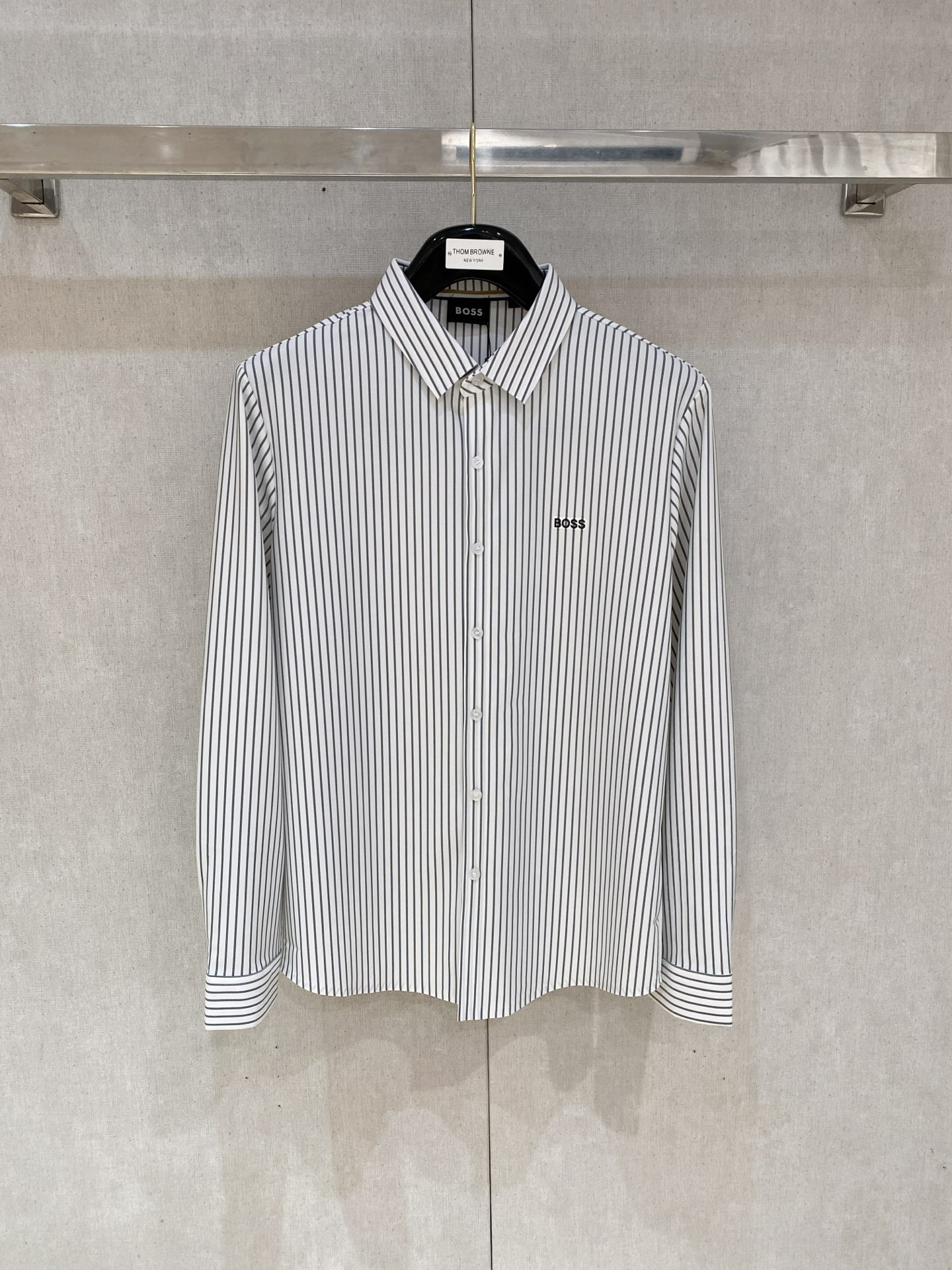 NO:425064,Boss 2025ss autumn new polo lapel long sleeve series. Customized top-quality ice-cold chinensis markless shirt!  The 1:1 heavy craftsmanship design, the logo embellishment of fashionable big brand elements, the upper body style is excellent, the fabric is delicate, comfortable and breathable, and it is super good-looking and stylish, and it is a must-have for fashionable men!  Size M-4xl (model 178/145 catties upper body L size), Shirts,alexander wang19860909boss 2025ss秋季新款polo翻领长袖 系列.定制顶级冰爽锦氨无痕衬衫！重工艺1:1设计,时尚大牌元素logo点缀,上身版型超赞,面料细腻舒适透气,随意搭配都超级好看时尚型男必备款哦！尺码M-4xl (模特178/145斤上身L码),,shirts,alexander wang,Men's clothing