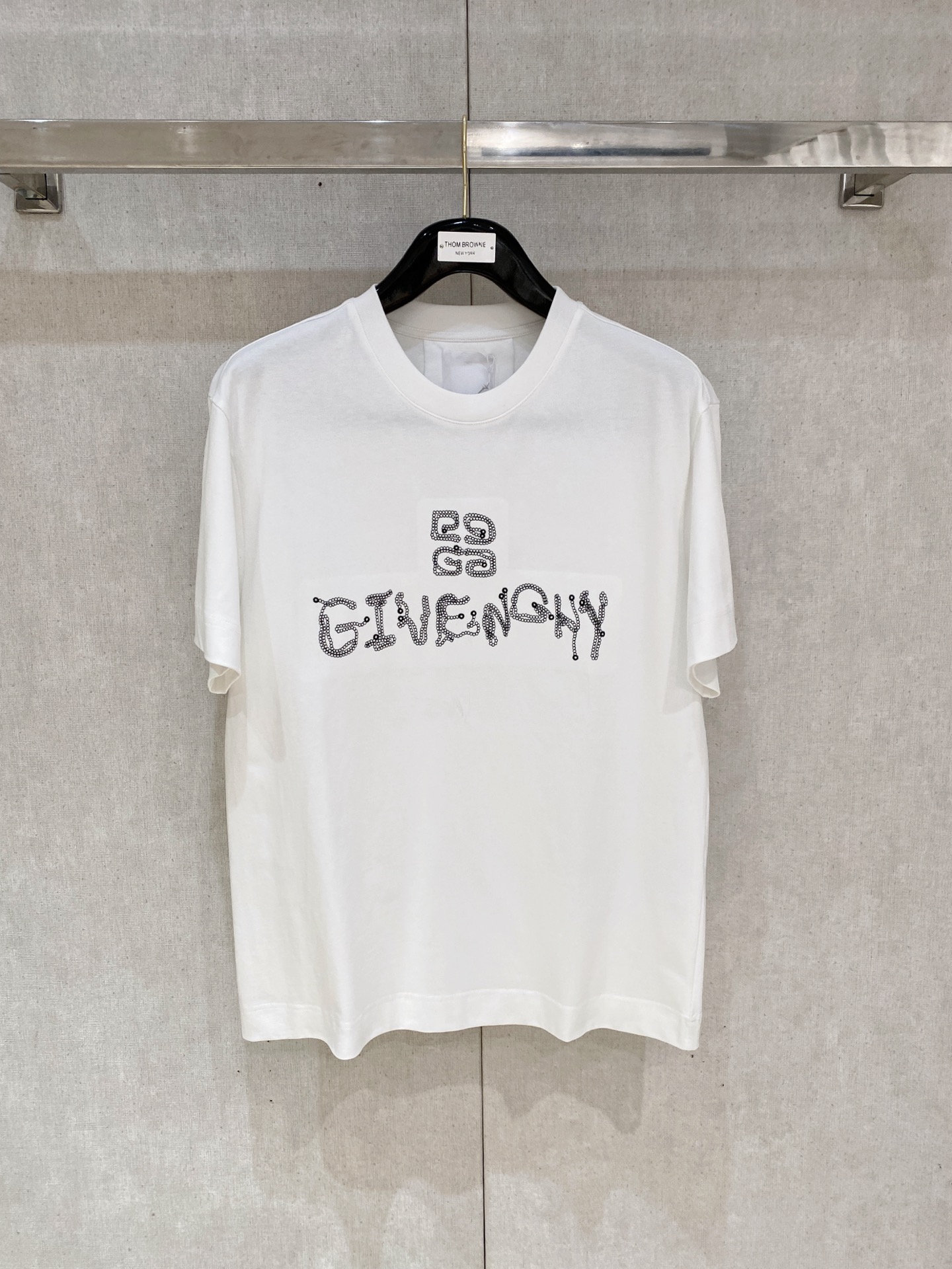 NO:425128,High-version Givenchy 2025 new classic round neck short sleeves, fashionable and versatile classic elements to create exquisite craftsmanship counter fabrics, top-level elements to create, classic short sleeves 3 standards complete, trendy men's fashion, whether it is the comfort of the upper body or it is an incomparable existence, a must-have for male gods. Code number XS-XL, given, T-shirt, alexander wang19860909高版本 纪梵希 2025新款经典圆领短袖,时尚百搭经典元素打造精致工艺专柜面料,顶级元素融合打造,经典短袖3标齐全,潮男时尚,无论是上身舒适度还是都是无可比拟的存在,男神必备.码数XS-XL,,givenchy,T-shirt,alexander wang,Men's clothing