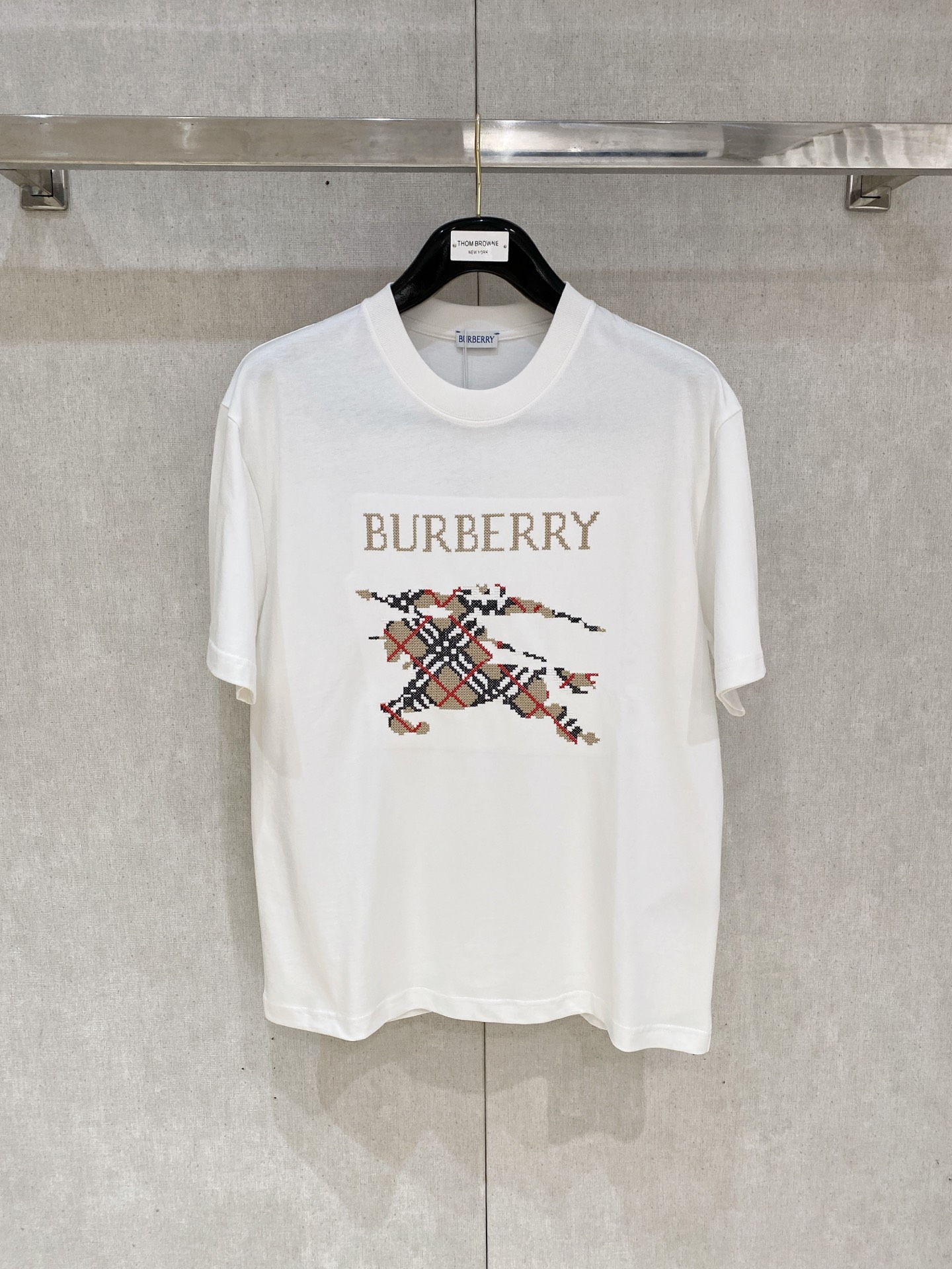 NO:425087,High-version Burberry 2025 new classic round neck short sleeves, fashionable and versatile classic elements create exquisite craftsmanship counter fabrics, top-level elements are fusion, classic short sleeves 3 standards are complete, trendy men's fashion, whether it is the comfort of the upper body or it is an incomparable existence, a must-have for male gods. Code number XS-XL, burberry, T-shirt, alexander wang19860909高版本 巴宝莉 2025新款经典圆领短袖,时尚百搭经典元素打造精致工艺专柜面料,顶级元素融合打造,经典短袖3标齐全,潮男时尚,无论是上身舒适度还是都是无可比拟的存在,男神必备.码数XS-XL,,burberry,T-shirt,alexander wang,Men's clothing