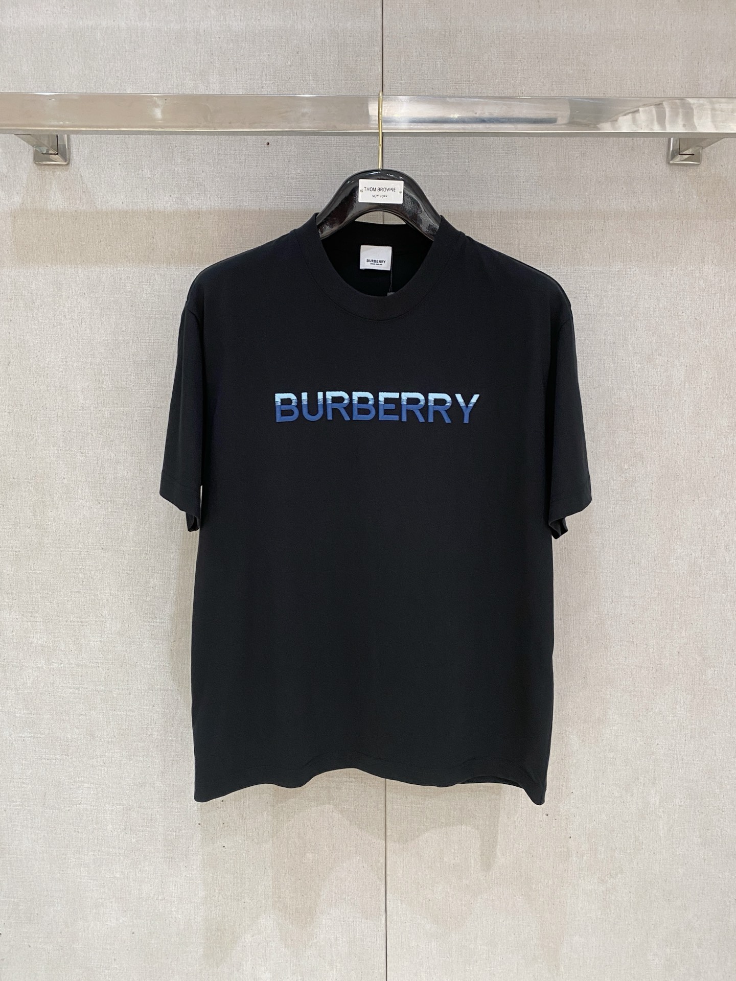 NO:425113,High-version Burberry 2025 new classic round neck short sleeves, fashionable and versatile classic elements create exquisite craftsmanship counter fabrics, top-level elements are fusion, classic short sleeves 3 standards are complete, trendy men's fashion, whether it is the comfort of the upper body or it is an incomparable existence, a must-have for male gods. Code number XS-XL, burberry, T-shirt, alexander wang19860909高版本 巴宝莉 2025新款经典圆领短袖,时尚百搭经典元素打造精致工艺专柜面料,顶级元素融合打造,经典短袖3标齐全,潮男时尚,无论是上身舒适度还是都是无可比拟的存在,男神必备.码数XS-XL,,burberry,T-shirt,alexander wang,Men's clothing