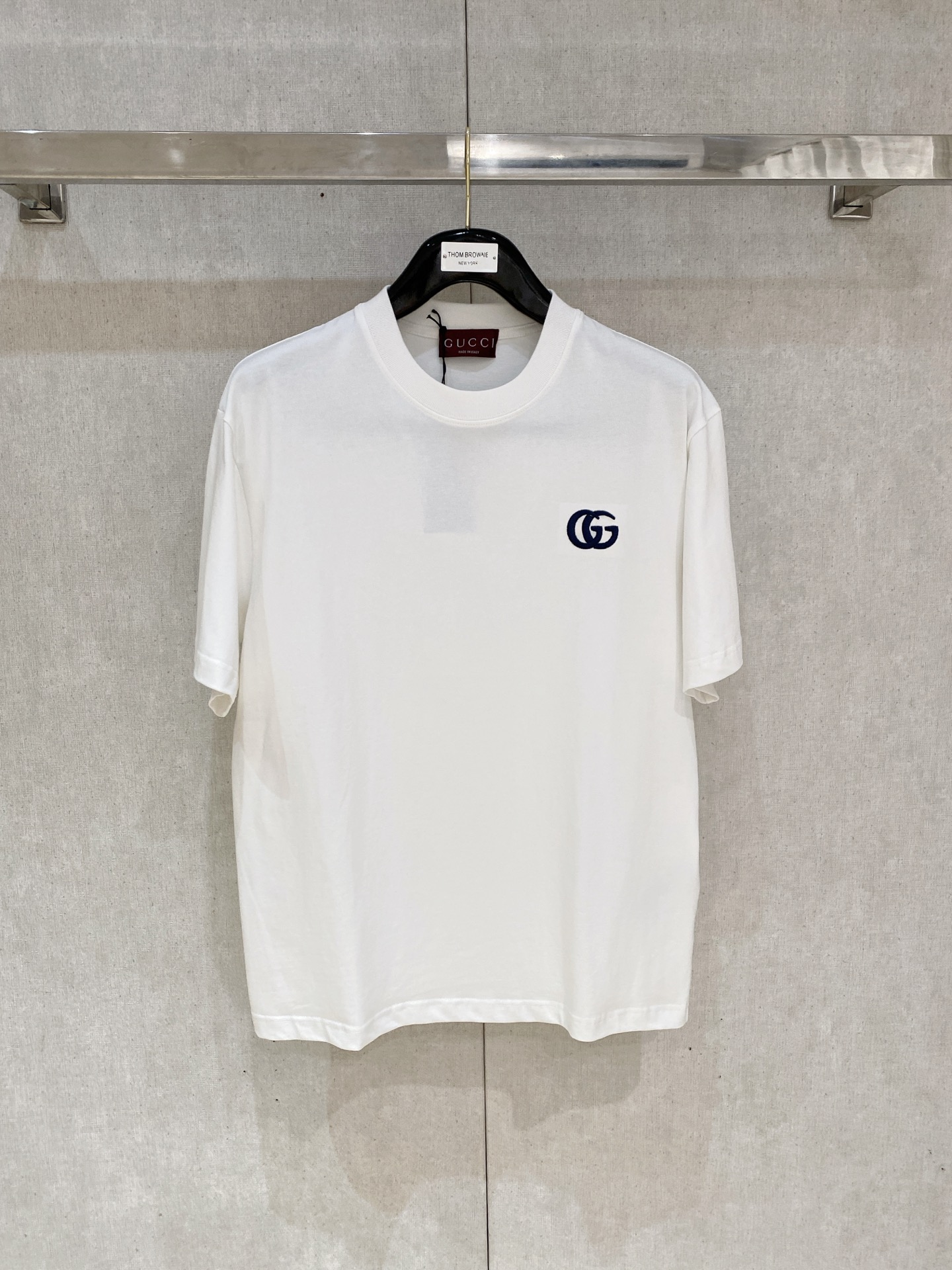 NO:425136,High-version Gucci 2025 new classic round neck short sleeves, fashionable and versatile classic elements to create exquisite craftsmanship counter fabrics, top-level elements to create, classic short sleeves 3 standards complete, trendy men's fashion, whether it is the comfort of the upper body or it is an incomparable existence, a must-have for male gods. Code number XS-XL, gucci, T-shirt, alexander wang19860909高版本 古驰 2025新款经典圆领短袖,时尚百搭经典元素打造精致工艺专柜面料,顶级元素融合打造,经典短袖3标齐全,潮男时尚,无论是上身舒适度还是都是无可比拟的存在,男神必备.码数XS-XL,,gucci,T-shirt,alexander wang,Men's clothing