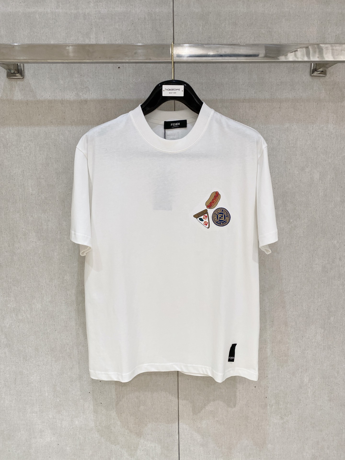 NO:425144,High-version Fendi 2025 new classic round neck short sleeves, fashionable and versatile classic elements to create exquisite craftsmanship counter fabrics, top-level elements to create, classic short sleeves 3 standards complete, trendy men's fashion, whether it is the comfort of the upper body or it is an incomparable existence, a must-have for male gods. Code number XS-XL, fendi, T-shirt, alexander wang19860909高版本 芬迪 2025新款经典圆领短袖,时尚百搭经典元素打造精致工艺专柜面料,顶级元素融合打造,经典短袖3标齐全,潮男时尚,无论是上身舒适度还是都是无可比拟的存在,男神必备.码数XS-XL,,fendi,T-shirt,alexander wang,Men's clothing