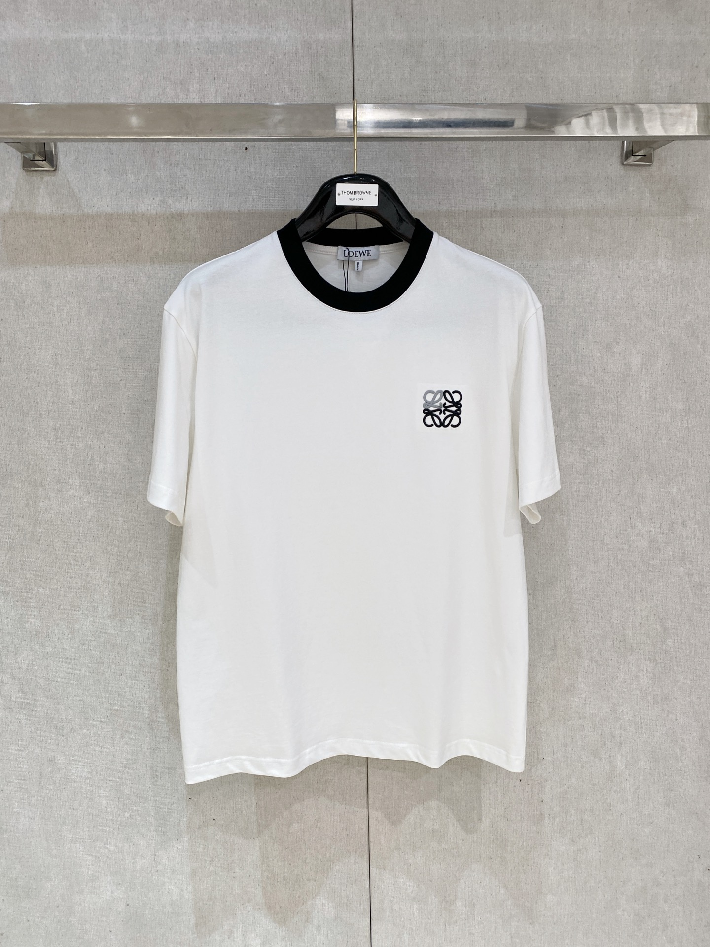 NO:425080,High-version Luo Yiwei 2025 new classic round neck short sleeves, fashionable and versatile classic elements to create exquisite craftsmanship counter fabrics, top-level elements to create, classic short sleeves 3 standards complete, trendy men's fashion, whether it is the comfort of the upper body or it is an incomparable existence, a must-have for male gods. Code number XS-XL, loewe, T-shirt, alexander wang19860909高版本 罗意威 2025新款经典圆领短袖,时尚百搭经典元素打造精致工艺专柜面料,顶级元素融合打造,经典短袖3标齐全,潮男时尚,无论是上身舒适度还是都是无可比拟的存在,男神必备.码数XS-XL,,loewe,T-shirt,alexander wang,Men's clothing