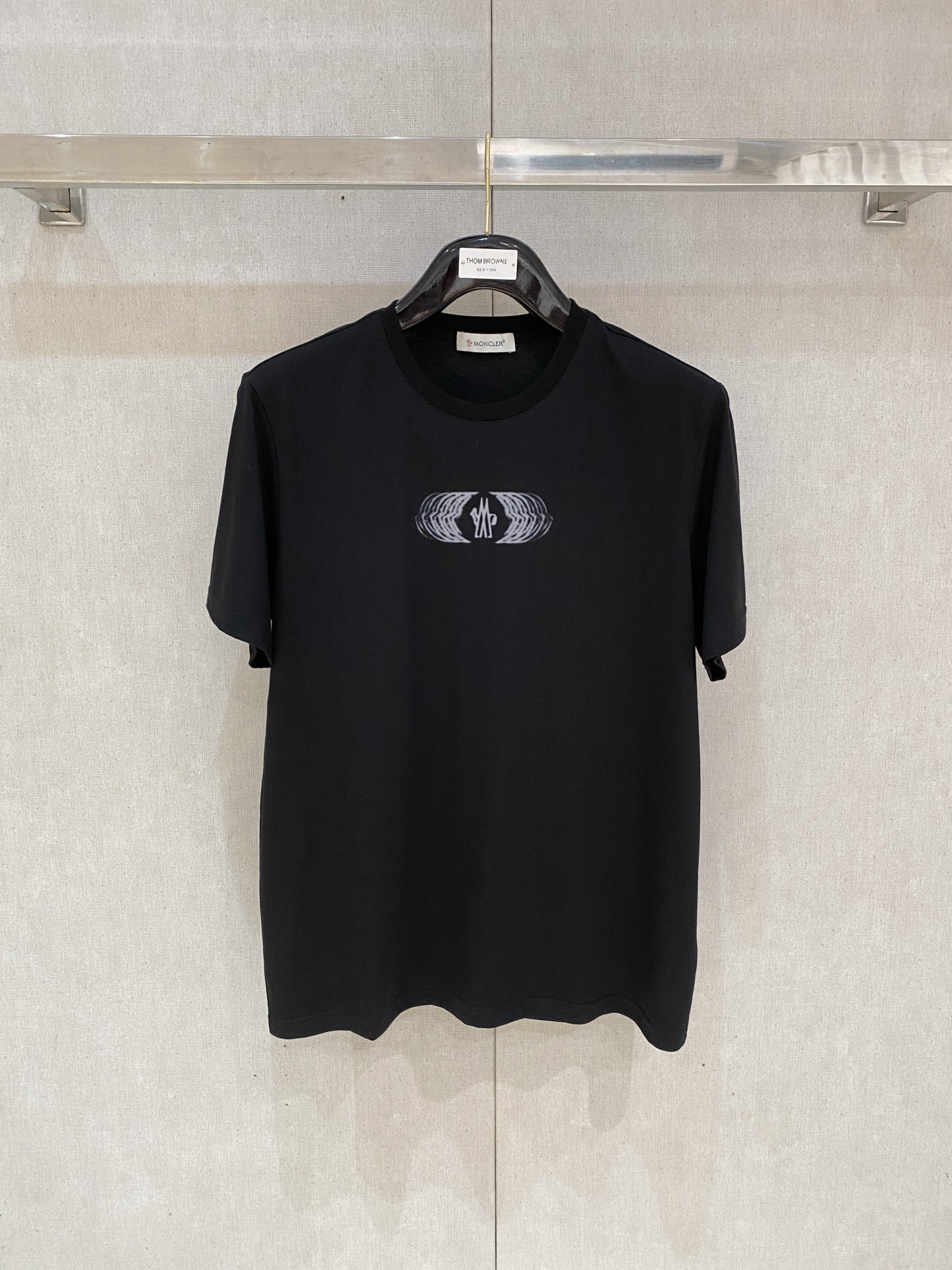 NO:425085,High-version 2025 new classic round neck short sleeves, fashionable and versatile classic elements to create exquisite craftsmanship counter fabrics, top-level elements to create, classic short sleeves 3 standards, trendy men's fashion, whether it is the comfort of the upper body or it is an incomparable existence, a must-have for male gods. Code number m-3xl, Moncler, T-shirt, alexander wang19860909高版本 蒙口 2025新款经典圆领短袖,时尚百搭经典元素打造精致工艺专柜面料,顶级元素融合打造,经典短袖3标齐全,潮男时尚,无论是上身舒适度还是都是无可比拟的存在,男神必备.码数m-3xl,,Moncler,T-shirt,alexander wang,Men's clothing