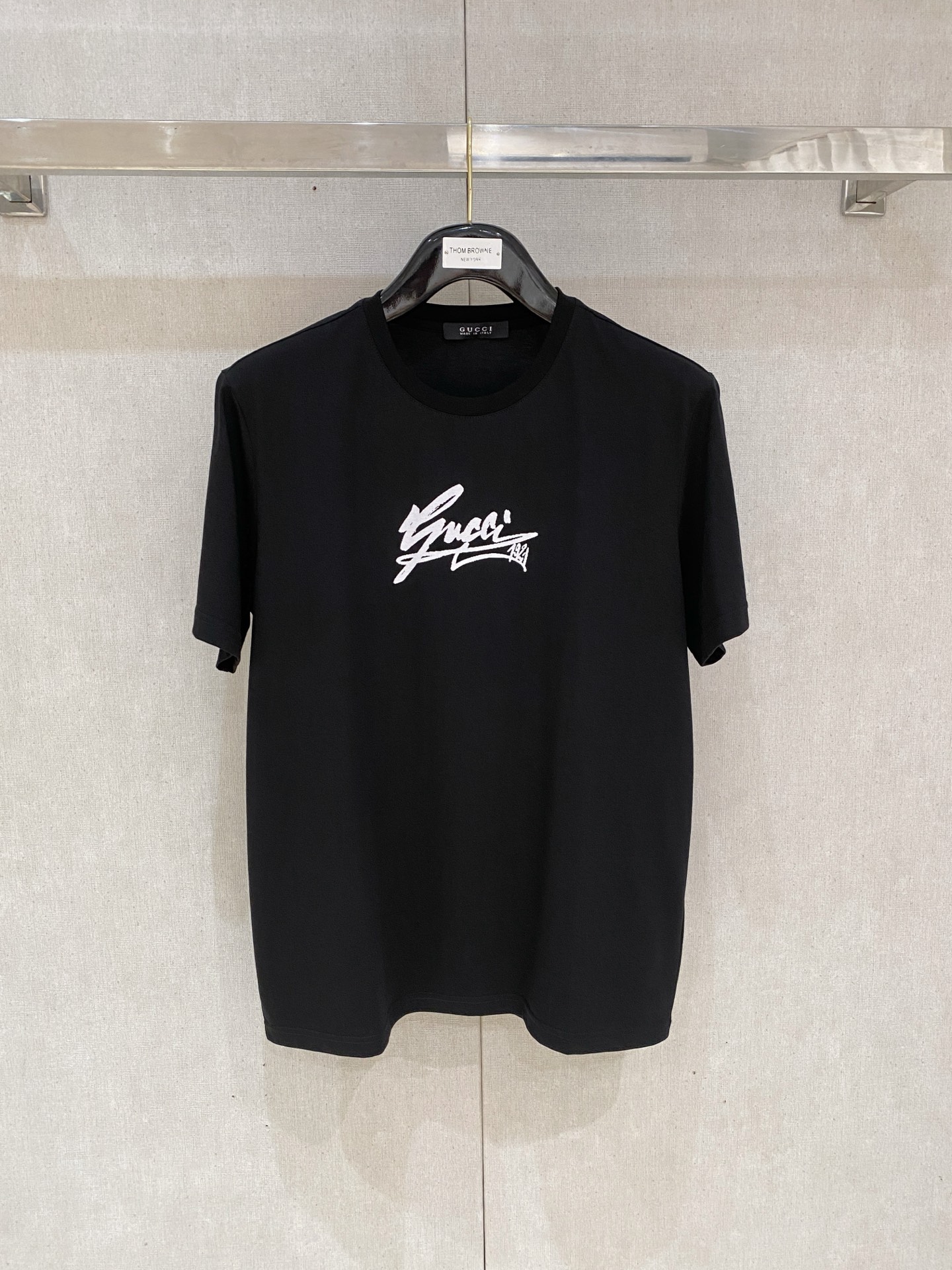 NO:425092,High-version Gucci 2025 new classic round neck short sleeves, fashionable and versatile classic elements to create exquisite craftsmanship counter fabrics, top-level elements to create, classic short sleeves 3 standards complete, trendy men's fashion, whether it is the comfort of the upper body or it is an incomparable existence, a must-have for male gods. Code number m-3xl, gucci, T-shirt, alexander wang19860909高版本 古驰 2025新款经典圆领短袖,时尚百搭经典元素打造精致工艺专柜面料,顶级元素融合打造,经典短袖3标齐全,潮男时尚,无论是上身舒适度还是都是无可比拟的存在,男神必备.码数m-3xl,,gucci,T-shirt,alexander wang,Men's clothing