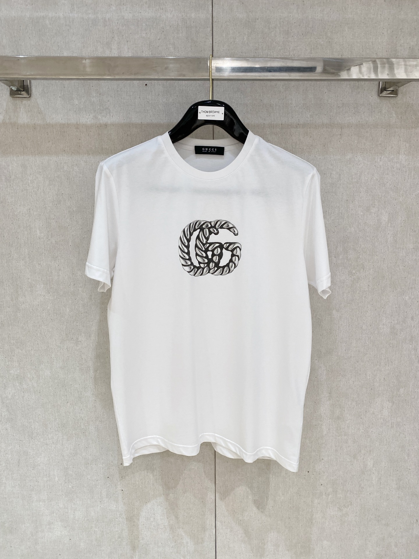 NO:425078,High-version Gucci 2025 new classic round neck short sleeves, fashionable and versatile classic elements to create exquisite craftsmanship counter fabrics, top-level elements to create, classic short sleeves 3 standards complete, trendy men's fashion, whether it is the comfort of the upper body or it is an incomparable existence, a must-have for male gods. Code number m-3xl, gucci, T-shirt, alexander wang19860909高版本 古驰 2025新款经典圆领短袖,时尚百搭经典元素打造精致工艺专柜面料,顶级元素融合打造,经典短袖3标齐全,潮男时尚,无论是上身舒适度还是都是无可比拟的存在,男神必备.码数m-3xl,,gucci,T-shirt,alexander wang,Men's clothing