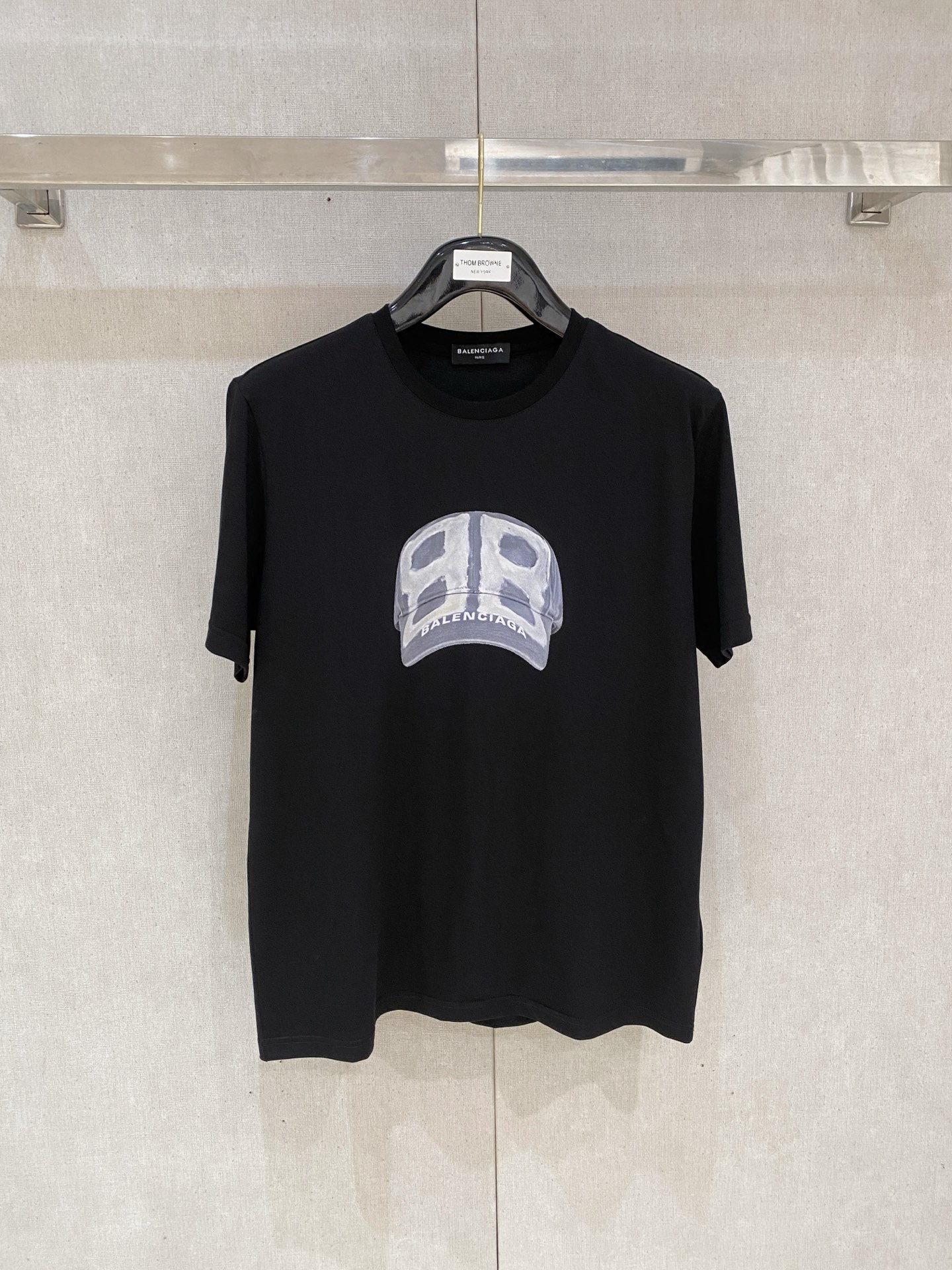 NO:425099,High-version Balenciaga 2025 new classic round neck short sleeves, fashionable and versatile classic elements to create exquisite craftsmanship counter fabrics, top-level elements to create, classic short sleeves 3 standards, trendy men's fashion, whether it is the comfort of the upper body or it is an incomparable existence, a must-have for male gods. Code number m-3xl, balenciaga, T-shirt, alexander wang19860909高版本 巴黎世家 2025新款经典圆领短袖,时尚百搭经典元素打造精致工艺专柜面料,顶级元素融合打造,经典短袖3标齐全,潮男时尚,无论是上身舒适度还是都是无可比拟的存在,男神必备.码数m-3xl,,balenciaga,T-shirt,alexander wang,Men's clothing