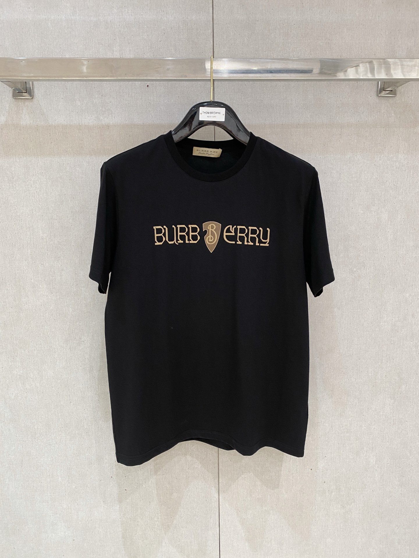 NO:425106,High-version Burberry 2025 new classic round neck short sleeves, fashionable and versatile classic elements to create exquisite craftsmanship counter fabrics, top-level elements to create, classic short sleeves 3 standards complete, trendy men's fashion, whether it is the comfort of the upper body or it is an incomparable existence, a must-have for male gods. Code number m-3xl, burberry, T-shirt, alexander wang19860909高版本 巴宝莉 2025新款经典圆领短袖,时尚百搭经典元素打造精致工艺专柜面料,顶级元素融合打造,经典短袖3标齐全,潮男时尚,无论是上身舒适度还是都是无可比拟的存在,男神必备.码数m-3xl,,burberry,T-shirt,alexander wang,Men's clothing