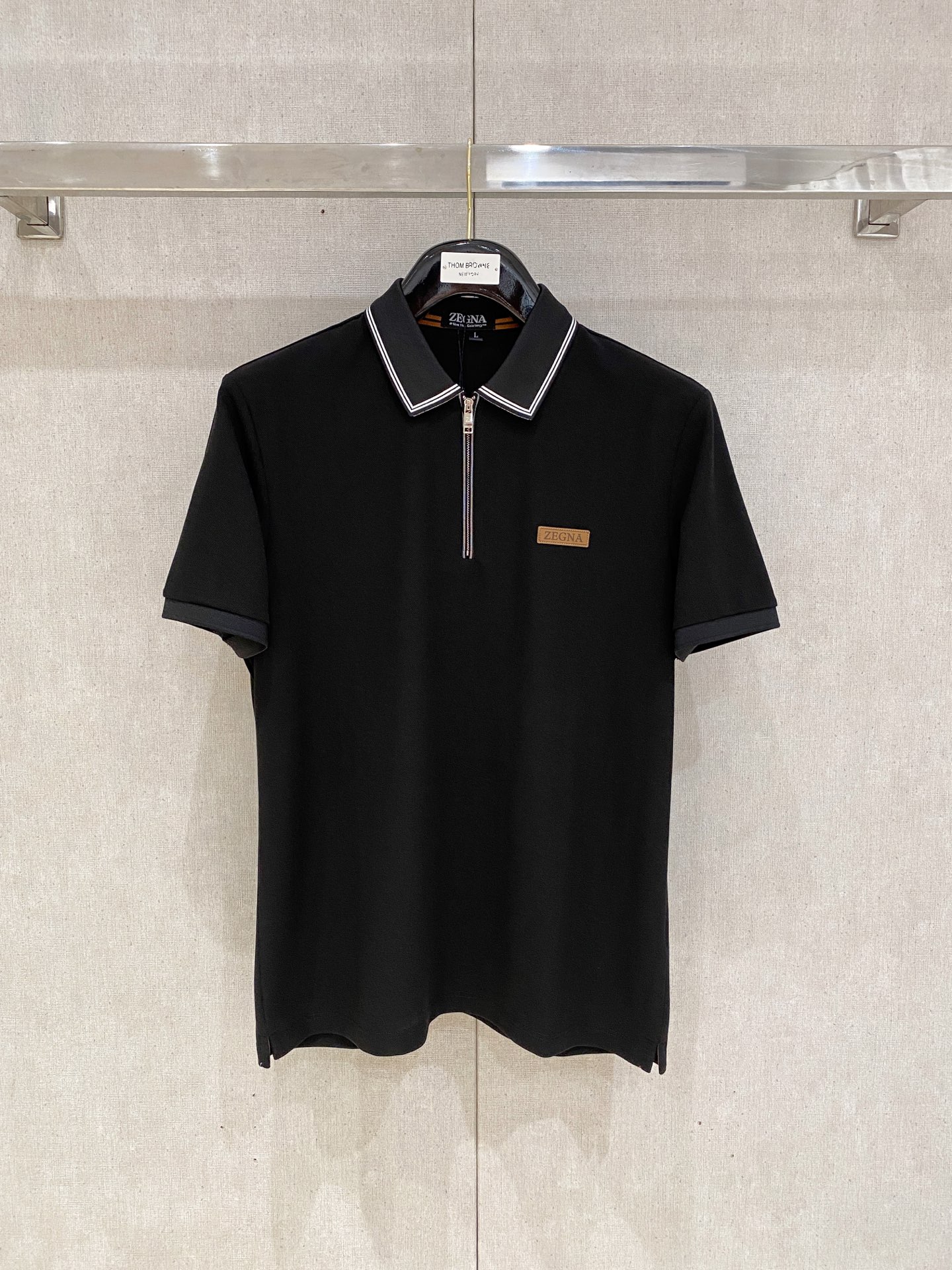 NO:427417,New product launches Jenia 2025ss summer new letter logo men's lapel Polo shirt!  Classic business men's style, high-end men's style at the ceiling level of business men's style!  Simple, fashionable and elegant, single-wearing inner wear is decent, quality control/detail control takes away, low-key, luxurious and connotative!  Customer-supplied fixed mesh flooring cotton cloth is carefully made, the surface of the fabric is evenly arranged and neatly arranged, with excellent breathability and heat dissipation and sweat resistance, and the comfort level of the upper body is completely better than that of ordinary single-sided sweat cloth tissue!  The classic brand LOGO logo on the chest is created with top-level craftsmanship. The LOGO has three-dimensional, clear and full texture, and is an extraordinary product in the classic field whether it is inner wear or single wear!  The exquisite cutting process, the processing of every detail is very standard and delicate, and it is comparable to that of ordinary LOW products on the market. Men must enter the basic versatile Polo shirts!  Multi-color Size M-4xl, zegna,alexander wang19860909新品上市 杰尼亚 2025ss夏季新款字母logo男士翻领Polo衫！经典商务男款,高端男装的天花板级别的商务男款！简约时尚大气不失优雅,单穿内搭体面过人,品质控/细节控的闭眼带走,低调又奢华有内涵！ 客供定织网眼珠地棉布精心制成,面料表面排列均匀整齐的网眼纹理,透气性和散热排汗性极佳,上身舒适程度完全优于普通单面汗布组织！胸前经典的品牌LOGO标识,采用顶级工艺打造,LOGO立体清晰饱满,质感非凡的特质,无论是内搭还是单穿都是一款经典领域的产品！精妙绝伦的裁剪工艺,每一个细节处理的非常标准细腻,非市面一般LOW货可以媲美的,男士必入基础百搭款Polo衫推荐！ 颜色多颜色 尺码M-4xl,,zegna,alexander wang,Men's clothing