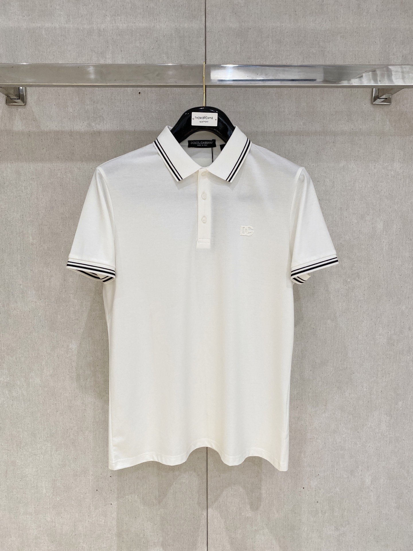 NO:427392,New product launch dg Dolce & Gabbana 2025ss summer new letter logo men's lapel Polo shirt!  Classic business men's style, high-end men's style at the ceiling level of business men's style!  Simple, fashionable and elegant, single-wearing inner wear is decent, quality control/detail control takes away, low-key, luxurious and connotative!  Customer-supplied fixed mesh flooring cotton cloth is carefully made, the surface of the fabric is evenly arranged and neatly arranged, with excellent breathability and heat dissipation and sweat resistance, and the comfort level of the upper body is completely better than that of ordinary single-sided sweat cloth tissue!  The classic brand LOGO logo on the chest is created with top-level craftsmanship. The LOGO has three-dimensional, clear and full texture, and is an extraordinary product in the classic field whether it is inner wear or single wear!  The exquisite cutting process, the processing of every detail is very standard and delicate, and it is comparable to that of ordinary LOW products on the market. Men must enter the basic versatile Polo shirts!  Multi-color Size M-4xl, Dolce & Gabbana, alexander wang19860909新品上市 dg 杜嘉班纳 2025ss夏季新款字母logo男士翻领Polo衫！经典商务男款,高端男装的天花板级别的商务男款！简约时尚大气不失优雅,单穿内搭体面过人,品质控/细节控的闭眼带走,低调又奢华有内涵！ 客供定织网眼珠地棉布精心制成,面料表面排列均匀整齐的网眼纹理,透气性和散热排汗性极佳,上身舒适程度完全优于普通单面汗布组织！胸前经典的品牌LOGO标识,采用顶级工艺打造,LOGO立体清晰饱满,质感非凡的特质,无论是内搭还是单穿都是一款经典领域的产品！精妙绝伦的裁剪工艺,每一个细节处理的非常标准细腻,非市面一般LOW货可以媲美的,男士必入基础百搭款Polo衫推荐！ 颜色多颜色 尺码M-4xl,,Dolce&Gabbana,alexander wang,Men's clothing