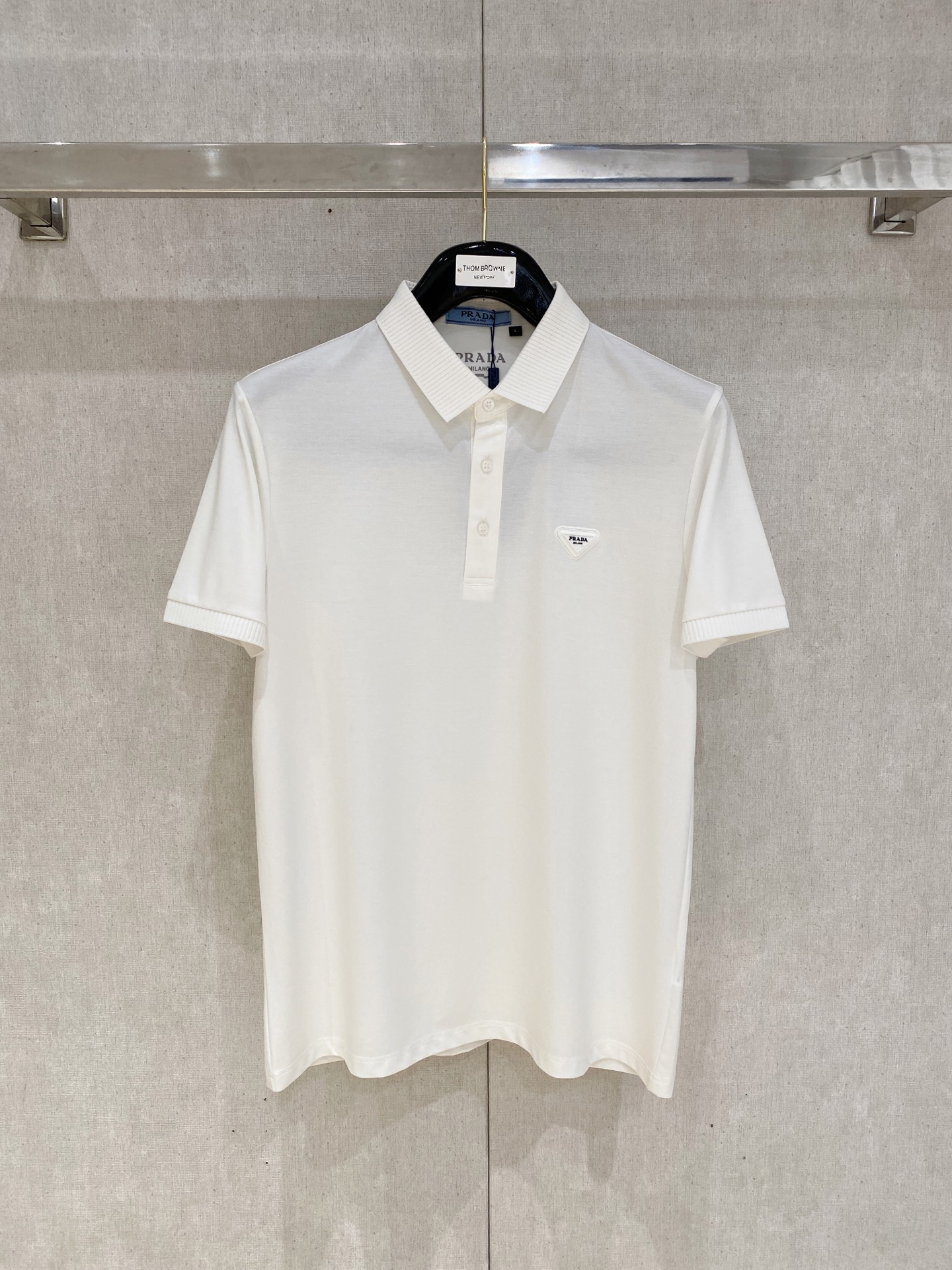 NO:427402,New product is on the market Prada 2025ss summer new letter logo men's lapel Polo shirt!  Classic business men's style, high-end men's style at the ceiling level of business men's style!  Simple, fashionable and elegant, single-wearing inner wear is decent, quality control/detail control takes away, low-key, luxurious and connotative!  Customer-supplied fixed mesh flooring cotton cloth is carefully made, the surface of the fabric is evenly arranged and neatly arranged, with excellent breathability and heat dissipation and sweat resistance, and the comfort level of the upper body is completely better than that of ordinary single-sided sweat cloth tissue!  The classic brand LOGO logo on the chest is created with top-level craftsmanship. The LOGO has three-dimensional, clear and full texture, and is an extraordinary product in the classic field whether it is inner wear or single wear!  The exquisite cutting process, the processing of every detail is very standard and delicate, and it is comparable to that of ordinary LOW products on the market. Men must enter the basic versatile Polo shirts!  Multi-color Size M-4xl, prada, alexander wang19860909新品上市 普拉达 2025ss夏季新款字母logo男士翻领Polo衫！经典商务男款,高端男装的天花板级别的商务男款！简约时尚大气不失优雅,单穿内搭体面过人,品质控/细节控的闭眼带走,低调又奢华有内涵！ 客供定织网眼珠地棉布精心制成,面料表面排列均匀整齐的网眼纹理,透气性和散热排汗性极佳,上身舒适程度完全优于普通单面汗布组织！胸前经典的品牌LOGO标识,采用顶级工艺打造,LOGO立体清晰饱满,质感非凡的特质,无论是内搭还是单穿都是一款经典领域的产品！精妙绝伦的裁剪工艺,每一个细节处理的非常标准细腻,非市面一般LOW货可以媲美的,男士必入基础百搭款Polo衫推荐！ 颜色多颜色 尺码M-4xl,,prada,alexander wang,Men's clothing