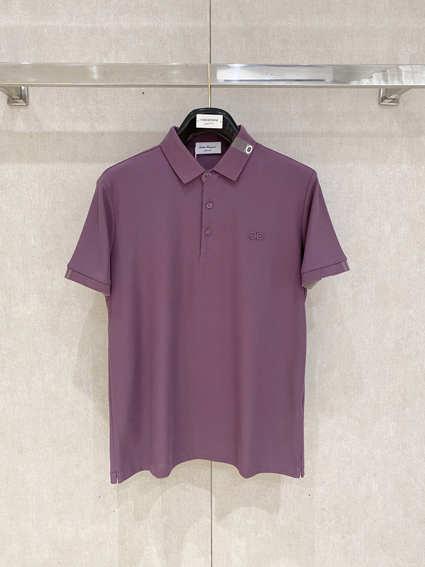 NO:427405,New product launch Ferragamo 2025ss summer new letter logo men's lapel Polo shirt!  Classic business men's style, high-end men's style at the ceiling level of business men's style!  Simple, fashionable and elegant, single-wearing inner wear is decent, quality control/detail control takes away, low-key, luxurious and connotative!  Customer-supplied fixed mesh flooring cotton cloth is carefully made, the surface of the fabric is evenly arranged and neatly arranged, with excellent breathability and heat dissipation and sweat resistance, and the comfort level of the upper body is completely better than that of ordinary single-sided sweat cloth tissue!  The classic brand LOGO logo on the chest is created with top-level craftsmanship. The LOGO has three-dimensional, clear and full texture, and is an extraordinary product in the classic field whether it is inner wear or single wear!  The exquisite cutting process, the processing of every detail is very standard and delicate, and it is comparable to that of ordinary LOW products on the market. Men must enter the basic versatile Polo shirts!  Multi-color Size M-4xl, ferragamo, alexander wang19860909新品上市 菲拉格慕 2025ss夏季新款字母logo男士翻领Polo衫！经典商务男款,高端男装的天花板级别的商务男款！简约时尚大气不失优雅,单穿内搭体面过人,品质控/细节控的闭眼带走,低调又奢华有内涵！ 客供定织网眼珠地棉布精心制成,面料表面排列均匀整齐的网眼纹理,透气性和散热排汗性极佳,上身舒适程度完全优于普通单面汗布组织！胸前经典的品牌LOGO标识,采用顶级工艺打造,LOGO立体清晰饱满,质感非凡的特质,无论是内搭还是单穿都是一款经典领域的产品！精妙绝伦的裁剪工艺,每一个细节处理的非常标准细腻,非市面一般LOW货可以媲美的,男士必入基础百搭款Polo衫推荐！ 颜色多颜色 尺码M-4xl,,ferragamo,alexander wang,Men's clothing