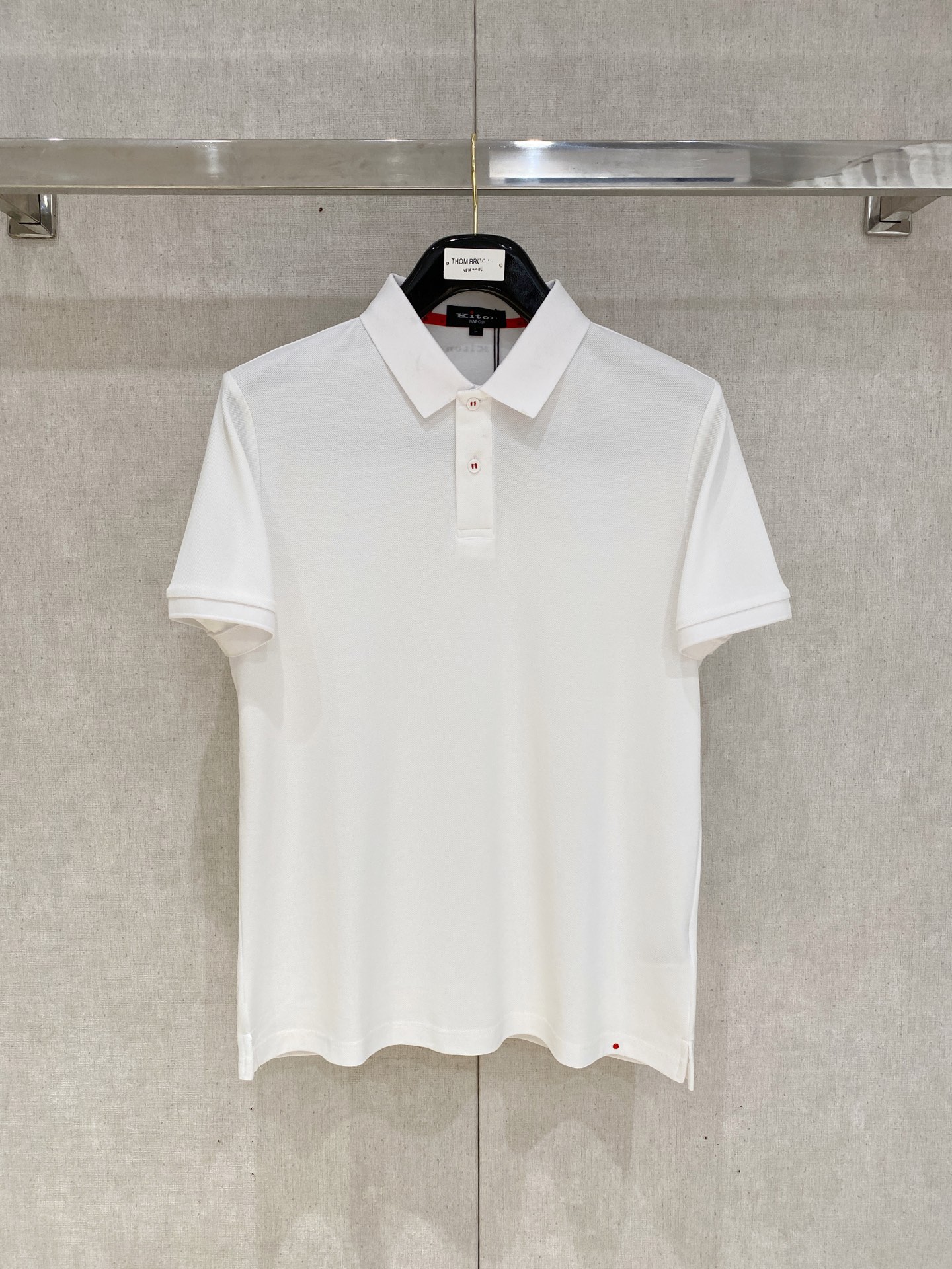 NO:427411,New product launch Kiton 2025ss summer new letter logo men's lapel Polo shirt!  Classic business men's style, high-end men's style at the ceiling level of business men's style!  Simple, fashionable and elegant, single-wearing inner wear is decent, quality control/detail control takes away, low-key, luxurious and connotative!  Customer-supplied fixed mesh flooring cotton cloth is carefully made, the surface of the fabric is evenly arranged and neatly arranged, with excellent breathability and heat dissipation and sweat resistance, and the comfort level of the upper body is completely better than that of ordinary single-sided sweat cloth tissue!  The classic brand LOGO logo on the chest is created with top-level craftsmanship. The LOGO has three-dimensional, clear and full texture, and is an extraordinary product in the classic field whether it is inner wear or single wear!  The exquisite cutting process, the processing of every detail is very standard and delicate, and it is comparable to that of ordinary LOW products on the market. Men must enter the basic versatile Polo shirts!  Multi-color Size M-4xl, alexander wang19860909新品上市 kiton 2025ss夏季新款字母logo男士翻领Polo衫！经典商务男款,高端男装的天花板级别的商务男款！简约时尚大气不失优雅,单穿内搭体面过人,品质控/细节控的闭眼带走,低调又奢华有内涵！ 客供定织网眼珠地棉布精心制成,面料表面排列均匀整齐的网眼纹理,透气性和散热排汗性极佳,上身舒适程度完全优于普通单面汗布组织！胸前经典的品牌LOGO标识,采用顶级工艺打造,LOGO立体清晰饱满,质感非凡的特质,无论是内搭还是单穿都是一款经典领域的产品！精妙绝伦的裁剪工艺,每一个细节处理的非常标准细腻,非市面一般LOW货可以媲美的,男士必入基础百搭款Polo衫推荐！ 颜色多颜色 尺码M-4xl,,alexander wang,Men's clothing