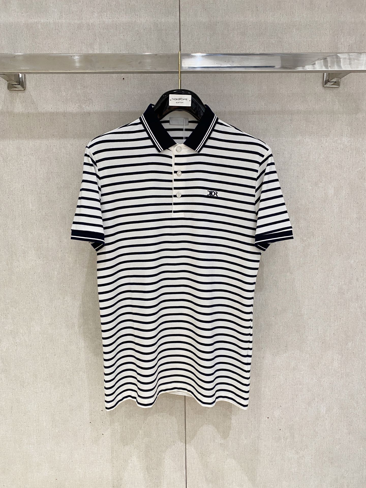 NO:427443,New product launch Dior 2025ss summer new letter logo men's lapel Polo shirt!  Classic business men's style, high-end men's style at the ceiling level of business men's style!  Simple, fashionable and elegant, single-wearing inner wear is decent, quality control/detail control takes away, low-key, luxurious and connotative!  Customer-supplied fixed mesh flooring cotton cloth is carefully made, the surface of the fabric is evenly arranged and neatly arranged, with excellent breathability and heat dissipation and sweat resistance, and the comfort level of the upper body is completely better than that of ordinary single-sided sweat cloth tissue!  The classic brand LOGO logo on the chest is created with top-level craftsmanship. The LOGO has three-dimensional, clear and full texture, and is an extraordinary product in the classic field whether it is inner wear or single wear!  The exquisite cutting process, the processing of every detail is very standard and delicate, and it is comparable to that of ordinary LOW products on the market. Men must enter the basic versatile Polo shirts!  Multi-color Size M-4xl, Dior, Alexander wang19860909新品上市 迪奥 2025ss夏季新款字母logo男士翻领Polo衫！经典商务男款,高端男装的天花板级别的商务男款！简约时尚大气不失优雅,单穿内搭体面过人,品质控/细节控的闭眼带走,低调又奢华有内涵！ 客供定织网眼珠地棉布精心制成,面料表面排列均匀整齐的网眼纹理,透气性和散热排汗性极佳,上身舒适程度完全优于普通单面汗布组织！胸前经典的品牌LOGO标识,采用顶级工艺打造,LOGO立体清晰饱满,质感非凡的特质,无论是内搭还是单穿都是一款经典领域的产品！精妙绝伦的裁剪工艺,每一个细节处理的非常标准细腻,非市面一般LOW货可以媲美的,男士必入基础百搭款Polo衫推荐！ 颜色多颜色 尺码M-4xl,,dior,alexander wang,Men's clothing