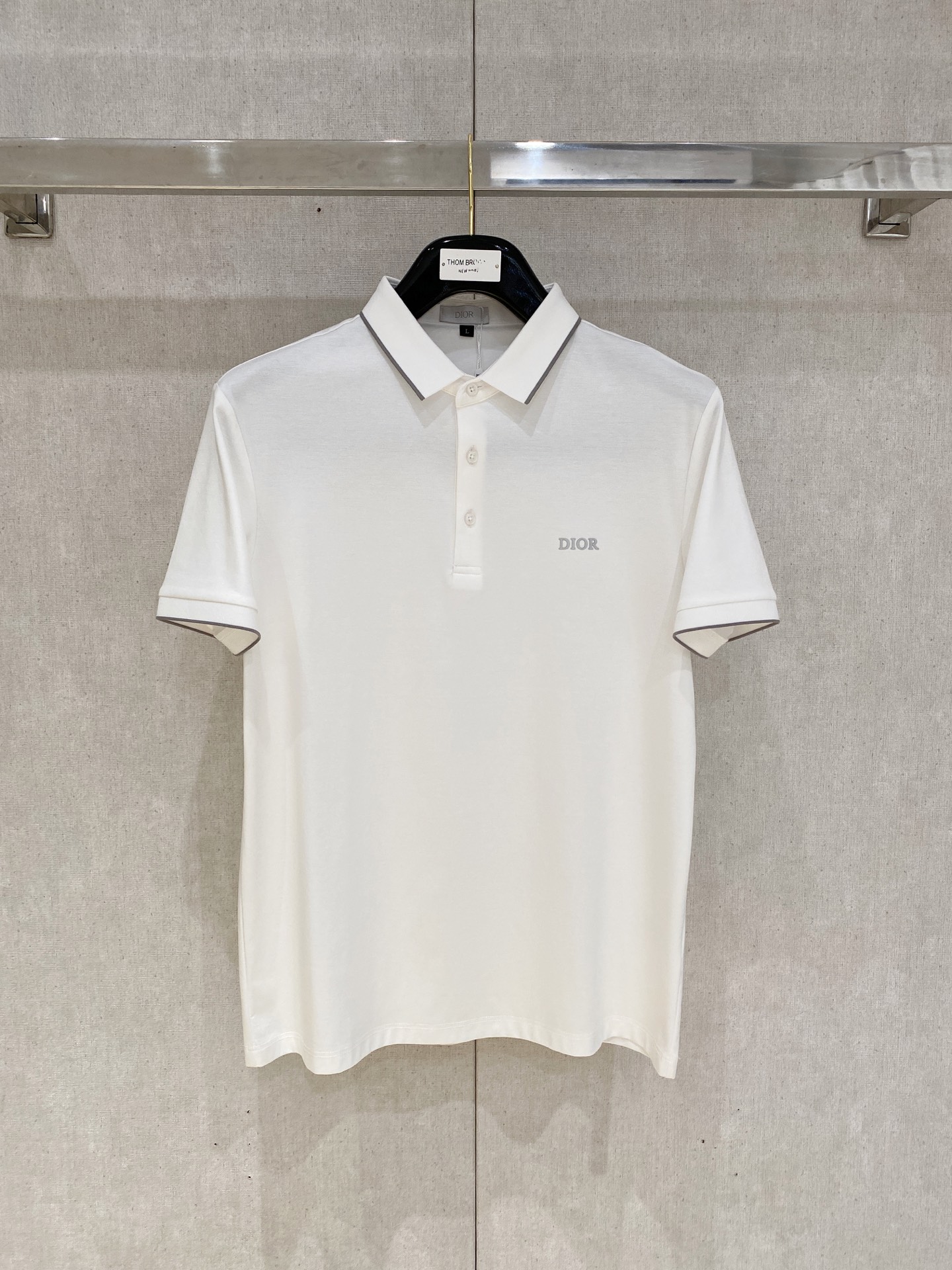 NO:427423,New product launch Dior 2025ss summer new letter logo men's lapel Polo shirt!  Classic business men's style, high-end men's style at the ceiling level of business men's style!  Simple, fashionable and elegant, single-wearing inner wear is decent, quality control/detail control takes away, low-key, luxurious and connotative!  Customer-supplied fixed mesh flooring cotton cloth is carefully made, the surface of the fabric is evenly arranged and neatly arranged, with excellent breathability and heat dissipation and sweat resistance, and the comfort level of the upper body is completely better than that of ordinary single-sided sweat cloth tissue!  The classic brand LOGO logo on the chest is created with top-level craftsmanship. The LOGO has three-dimensional, clear and full texture, and is an extraordinary product in the classic field whether it is inner wear or single wear!  The exquisite cutting process, the processing of every detail is very standard and delicate, and it is comparable to that of ordinary LOW products on the market. Men must enter the basic versatile Polo shirts!  Multi-color Size M-4xl, Dior, Alexander wang19860909新品上市 迪奥 2025ss夏季新款字母logo男士翻领Polo衫！经典商务男款,高端男装的天花板级别的商务男款！简约时尚大气不失优雅,单穿内搭体面过人,品质控/细节控的闭眼带走,低调又奢华有内涵！ 客供定织网眼珠地棉布精心制成,面料表面排列均匀整齐的网眼纹理,透气性和散热排汗性极佳,上身舒适程度完全优于普通单面汗布组织！胸前经典的品牌LOGO标识,采用顶级工艺打造,LOGO立体清晰饱满,质感非凡的特质,无论是内搭还是单穿都是一款经典领域的产品！精妙绝伦的裁剪工艺,每一个细节处理的非常标准细腻,非市面一般LOW货可以媲美的,男士必入基础百搭款Polo衫推荐！ 颜色多颜色 尺码M-4xl,,dior,alexander wang,Men's clothing