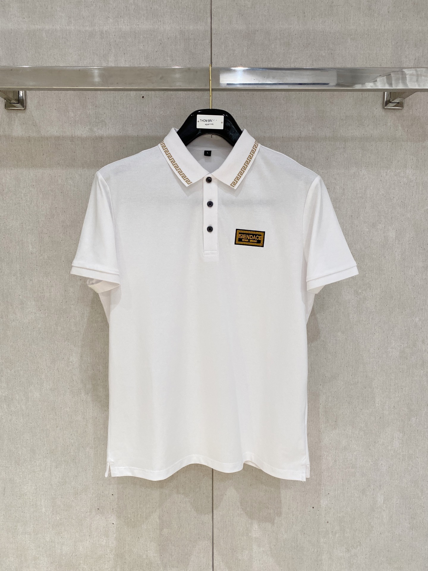 NO:427429,New product launch Fendi 2025ss summer new letter logo men's lapel Polo shirt!  Classic business men's style, high-end men's style at the ceiling level of business men's style!  Simple, fashionable and elegant, single-wearing inner wear is decent, quality control/detail control takes away, low-key, luxurious and connotative!  Customer-supplied fixed mesh flooring cotton cloth is carefully made, the surface of the fabric is evenly arranged and neatly arranged, with excellent breathability and heat dissipation and sweat resistance, and the comfort level of the upper body is completely better than that of ordinary single-sided sweat cloth tissue!  The classic brand LOGO logo on the chest is created with top-level craftsmanship. The LOGO has three-dimensional, clear and full texture, and is an extraordinary product in the classic field whether it is inner wear or single wear!  The exquisite cutting process, the processing of every detail is very standard and delicate, and it is comparable to that of ordinary LOW products on the market. Men must enter the basic versatile Polo shirts!  Multi-color Size M-4xl, fendi, alexander wang19860909新品上市 芬迪 2025ss夏季新款字母logo男士翻领Polo衫！经典商务男款,高端男装的天花板级别的商务男款！简约时尚大气不失优雅,单穿内搭体面过人,品质控/细节控的闭眼带走,低调又奢华有内涵！ 客供定织网眼珠地棉布精心制成,面料表面排列均匀整齐的网眼纹理,透气性和散热排汗性极佳,上身舒适程度完全优于普通单面汗布组织！胸前经典的品牌LOGO标识,采用顶级工艺打造,LOGO立体清晰饱满,质感非凡的特质,无论是内搭还是单穿都是一款经典领域的产品！精妙绝伦的裁剪工艺,每一个细节处理的非常标准细腻,非市面一般LOW货可以媲美的,男士必入基础百搭款Polo衫推荐！ 颜色多颜色 尺码M-4xl,,fendi,alexander wang,Men's clothing
