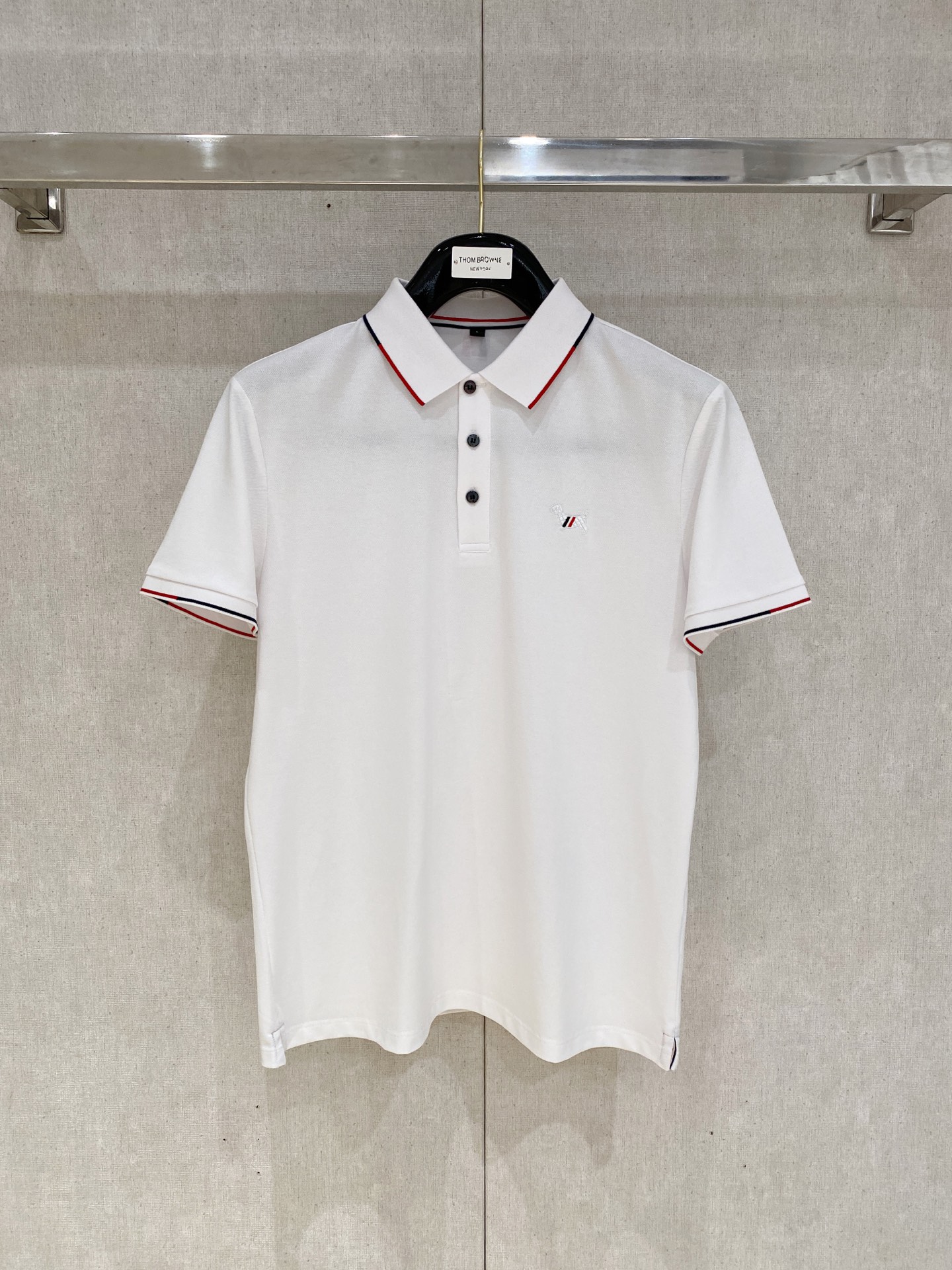 NO:427435,New product is on the market TB 2025ss summer new letter logo men's lapel Polo shirt!  Classic business men's style, high-end men's style at the ceiling level of business men's style!  Simple, fashionable and elegant, single-wearing inner wear is decent, quality control/detail control takes away, low-key, luxurious and connotative!  Customer-supplied fixed mesh flooring cotton cloth is carefully made, the surface of the fabric is evenly arranged and neatly arranged, with excellent breathability and heat dissipation and sweat resistance, and the comfort level of the upper body is completely better than that of ordinary single-sided sweat cloth tissue!  The classic brand LOGO logo on the chest is created with top-level craftsmanship. The LOGO has three-dimensional, clear and full texture, and is an extraordinary product in the classic field whether it is inner wear or single wear!  The exquisite cutting process, the processing of every detail is very standard and delicate, and it is comparable to that of ordinary LOW products on the market. Men must enter the basic versatile Polo shirts!  Multi-color Size M-4xl, alexander wang19860909新品上市 TB 2025ss夏季新款字母logo男士翻领Polo衫！经典商务男款,高端男装的天花板级别的商务男款！简约时尚大气不失优雅,单穿内搭体面过人,品质控/细节控的闭眼带走,低调又奢华有内涵！ 客供定织网眼珠地棉布精心制成,面料表面排列均匀整齐的网眼纹理,透气性和散热排汗性极佳,上身舒适程度完全优于普通单面汗布组织！胸前经典的品牌LOGO标识,采用顶级工艺打造,LOGO立体清晰饱满,质感非凡的特质,无论是内搭还是单穿都是一款经典领域的产品！精妙绝伦的裁剪工艺,每一个细节处理的非常标准细腻,非市面一般LOW货可以媲美的,男士必入基础百搭款Polo衫推荐！ 颜色多颜色 尺码M-4xl,,alexander wang,Men's clothing