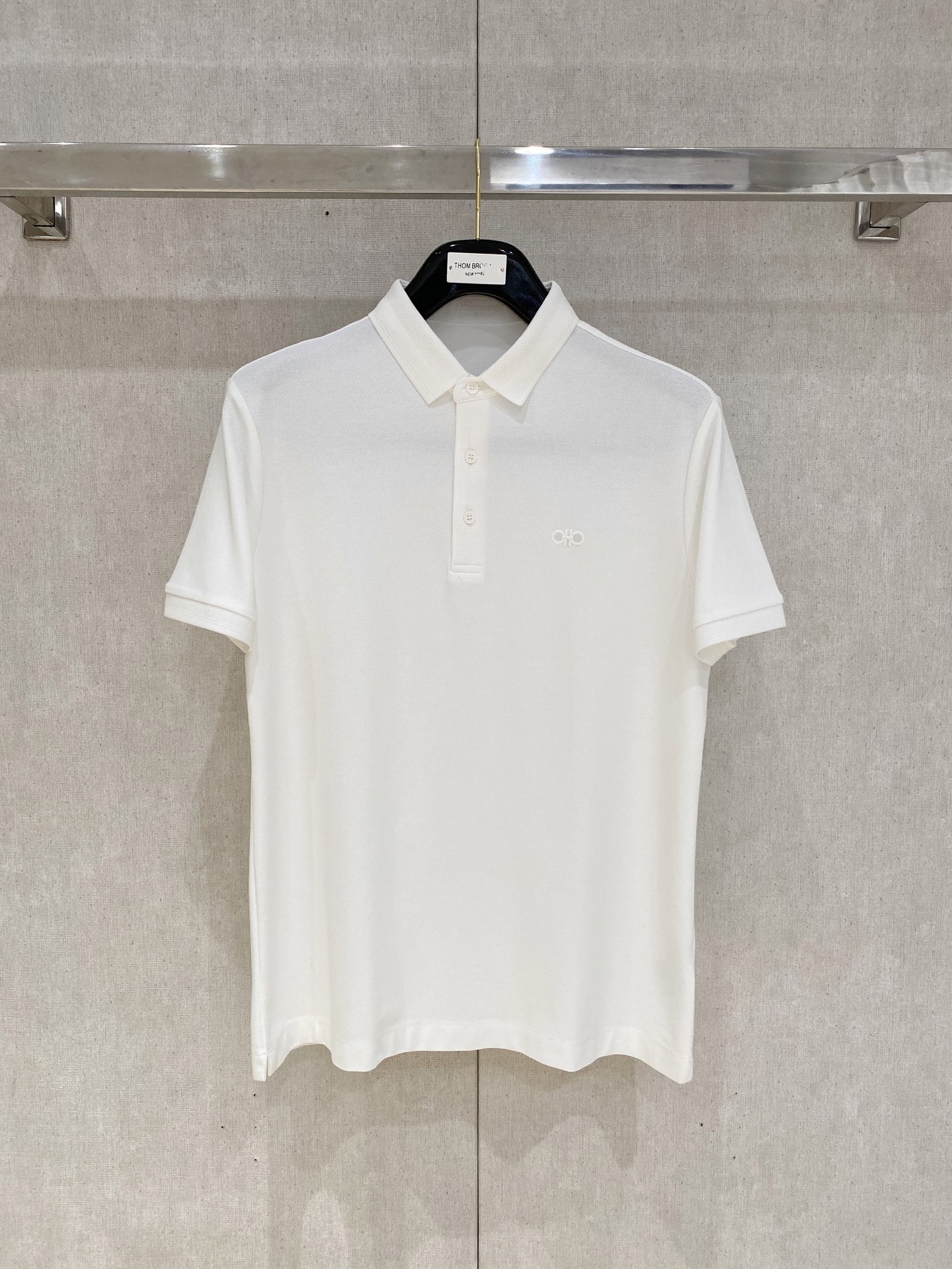 NO:427441,New product launch Ferragamo 2025ss summer new letter logo men's lapel Polo shirt!  Classic business men's style, high-end men's style at the ceiling level of business men's style!  Simple, fashionable and elegant, single-wearing inner wear is decent, quality control/detail control takes away, low-key, luxurious and connotative!  Customer-supplied fixed mesh flooring cotton cloth is carefully made, the surface of the fabric is evenly arranged and neatly arranged, with excellent breathability and heat dissipation and sweat resistance, and the comfort level of the upper body is completely better than that of ordinary single-sided sweat cloth tissue!  The classic brand LOGO logo on the chest is created with top-level craftsmanship. The LOGO has three-dimensional, clear and full texture, and is an extraordinary product in the classic field whether it is inner wear or single wear!  The exquisite cutting process, the processing of every detail is very standard and delicate, and it is comparable to that of ordinary LOW products on the market. Men must enter the basic versatile Polo shirts!  Multi-color Size M-4xl, ferragamo, alexander wang19860909新品上市 菲拉格慕 2025ss夏季新款字母logo男士翻领Polo衫！经典商务男款,高端男装的天花板级别的商务男款！简约时尚大气不失优雅,单穿内搭体面过人,品质控/细节控的闭眼带走,低调又奢华有内涵！ 客供定织网眼珠地棉布精心制成,面料表面排列均匀整齐的网眼纹理,透气性和散热排汗性极佳,上身舒适程度完全优于普通单面汗布组织！胸前经典的品牌LOGO标识,采用顶级工艺打造,LOGO立体清晰饱满,质感非凡的特质,无论是内搭还是单穿都是一款经典领域的产品！精妙绝伦的裁剪工艺,每一个细节处理的非常标准细腻,非市面一般LOW货可以媲美的,男士必入基础百搭款Polo衫推荐！ 颜色多颜色 尺码M-4xl,,ferragamo,alexander wang,Men's clothing