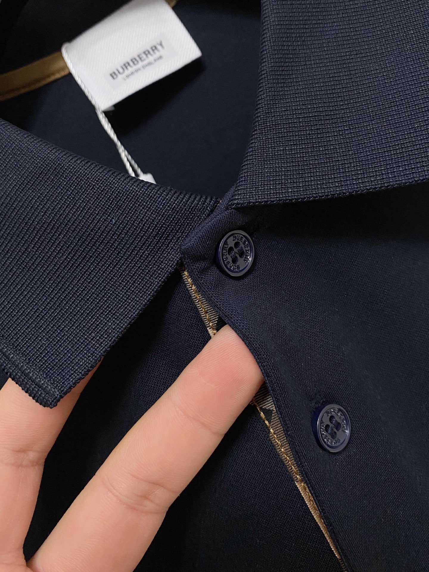 开春新品  巴宝莉 𝟏𝟎𝟎%新疆长绒棉 面料柔软舒适透气
𝟮𝟬𝟮𝟰 夏季 限量款短袖Polo系列
𝗦𝗜𝗭