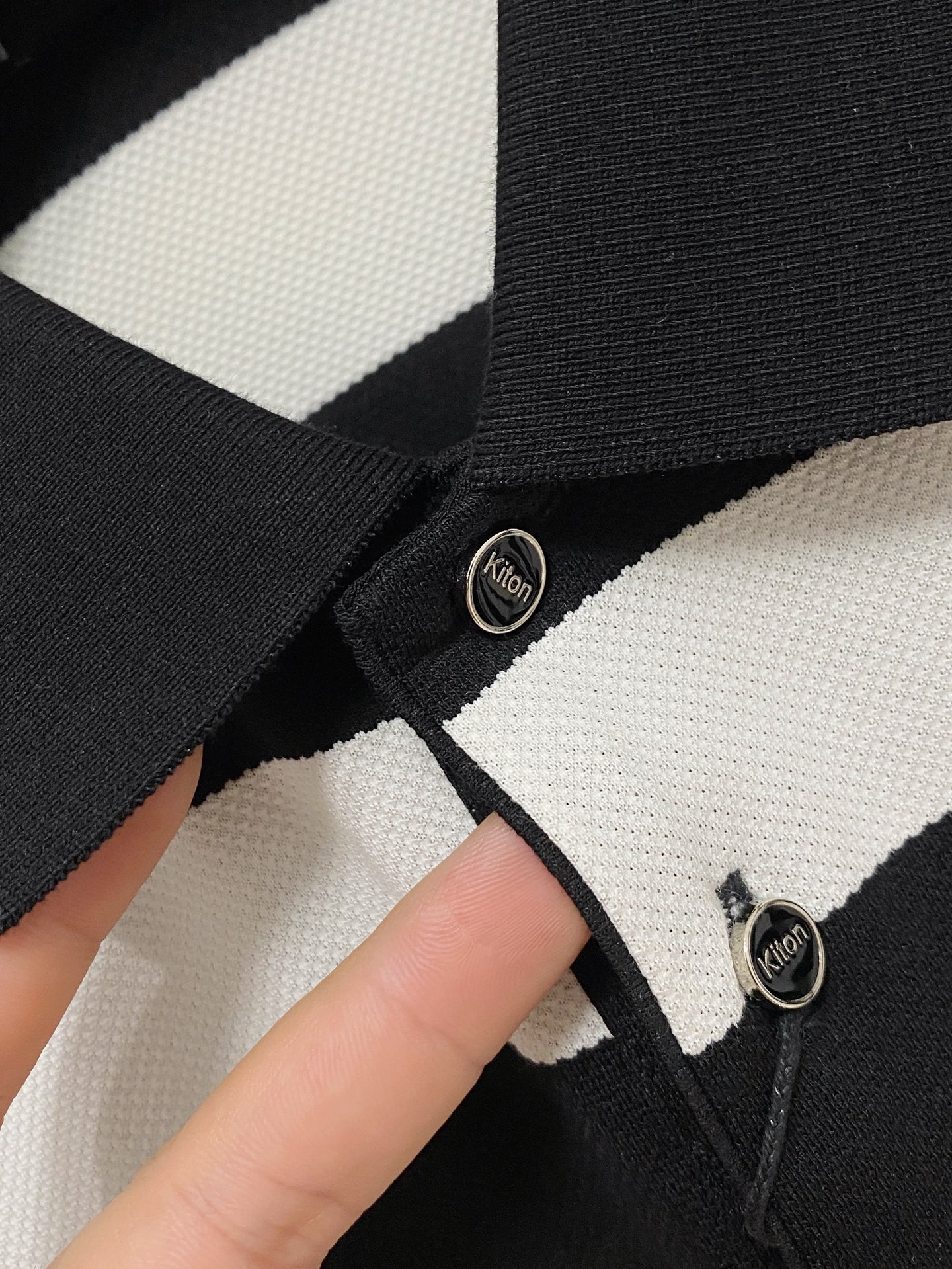 开春新品  kiton 𝟏𝟎𝟎%新疆长绒棉 面料柔软舒适透气
𝟮𝟬𝟮𝟰 夏季 限量款短袖Polo系列
𝗦