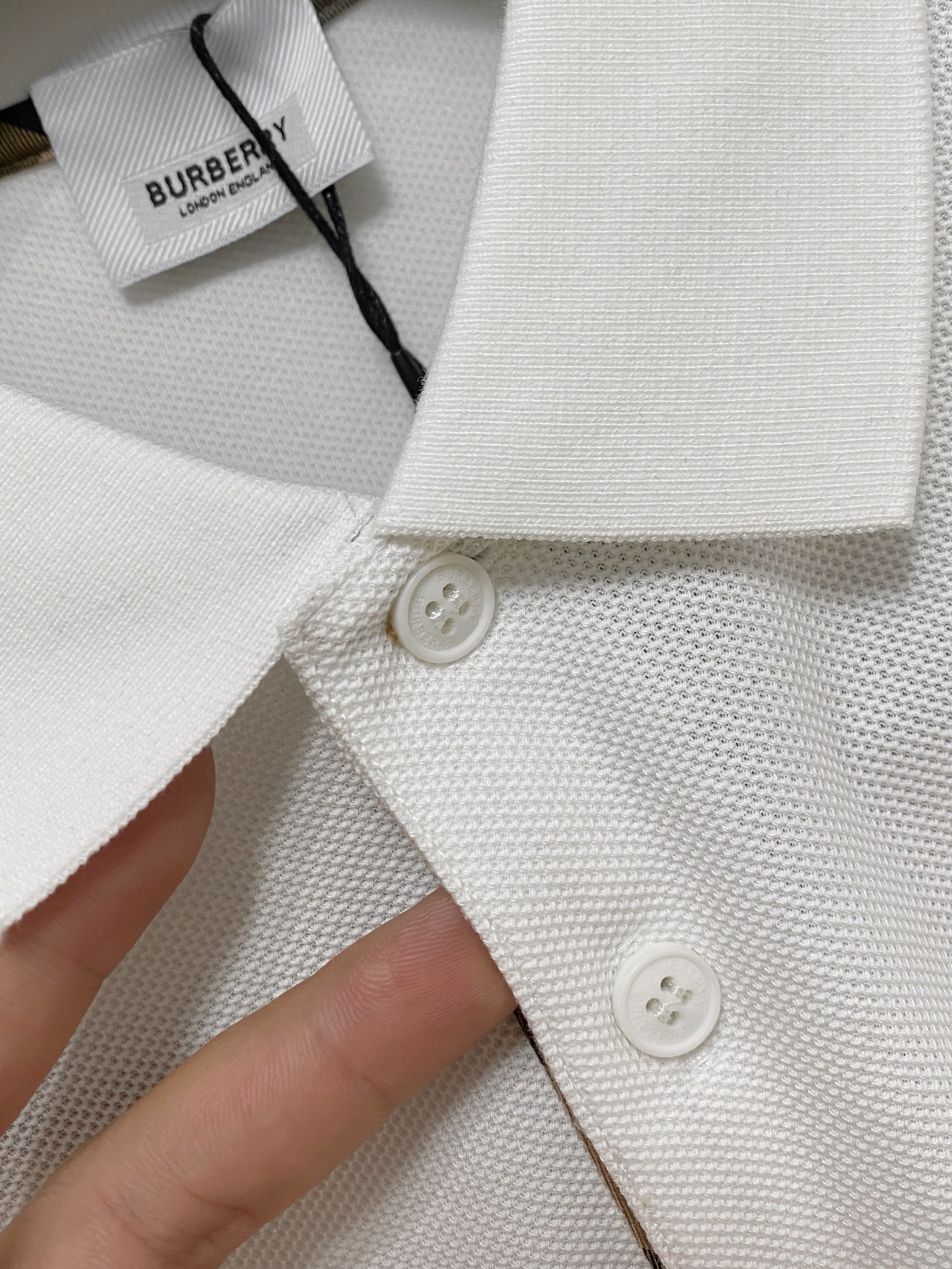 开春新品  巴宝莉 𝟏𝟎𝟎%新疆长绒棉 面料柔软舒适透气
𝟮𝟬𝟮𝟰 夏季 限量款短袖Polo系列
𝗦𝗜𝗭
