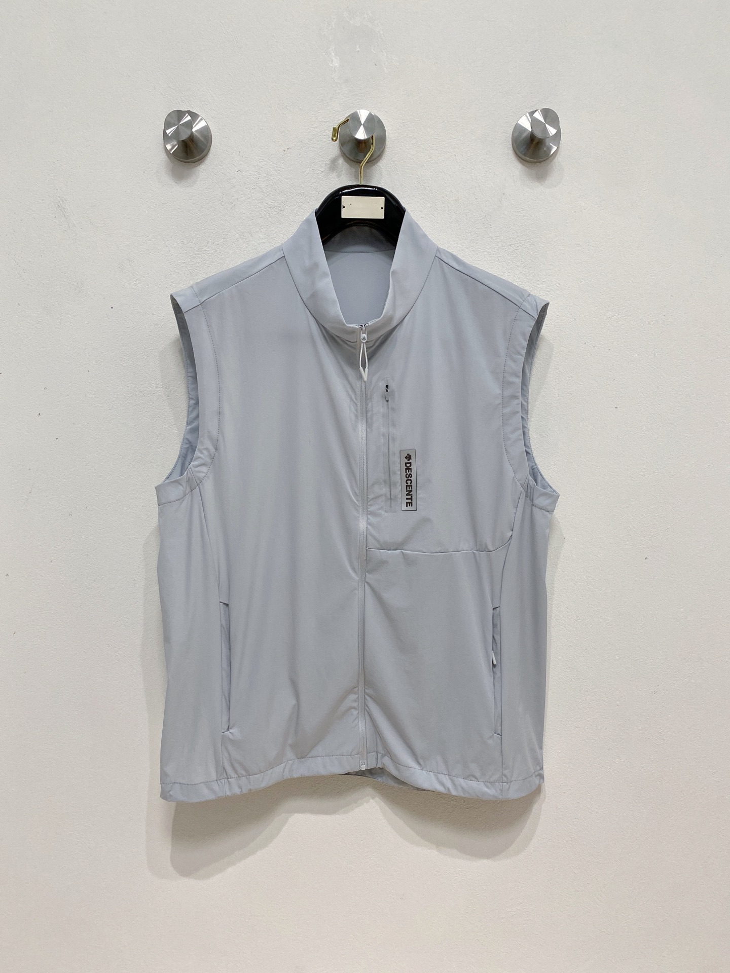 NO:437939,[New Product] DiSant Channel Boutique. 2025ss Spring and Summer New Sportswear Jacket Sunscreen Jacket!  The vest sunscreen is classic, adding a sense of fashion that keeps pace with the times, and the best choice for handsome men and beautiful women. The new lightweight silk fiber nylon fabric is light and breathable, and the quilting and weaving technology creates the unique thin strip structural details of the fabric, which is delicate and exquisite. It effectively prevents ultraviolet radiation, is excellent in breathability, and is comfortable and skin-friendly. The zipper opening and closing placket and the standing collar design adds a sense of value orientation. The chest logo print highlights the brand characteristics. The elastic and close details of the cuffs and hem are neat and detailed to add a new and avant-garde fashion sense. Bal*nci*ga  Tracksui's new high-end series creates the best sports and leisure system and the most convenient and comfortable feeling. It is made of polyester fiber fabric, perfect light nylon style. It is different from the general rough nylon texture, with smooth and delicate texture, light and comfortable. The aesthetic division and cutting process of both inside and outside always maintains a perfect sports and fashionable versatile shape. Pay more attention to sports design and versatile items! The logo design has a flawless craft mechanism, thick and full, soft and three-dimensional and not stiff, showing a low-key fashionable sports style. Code number M-3XL,, jackets & coats, jackets & coats, alexander wang19860909【新品】迪桑特渠道精品.2025ss春夏新款运动服夹克防晒服外套！背心防晒衣经典之余增添了与时俱进的时尚感,型男靓女的最佳选择.新型轻量绢丝纤维尼龙面料,轻盈透气,绗缝密织技术造就面料的独有细条状结构细节,细腻精致.有效防止紫外线辐射,透气性绝佳,舒畅亲肤.拉链开合门襟,立领设计平添价值感取向.胸口标识印花彰显品牌特色.袖口,下摆弹力收口细节工整细致增添新锐前卫时尚感.Bal*nci*ga Tracksui全新高端系列作品,缔造最为出色的运动休闲体系,最为便捷舒适的感受.客供聚酯纤维面料打造,完美的轻质尼龙款.区别于一般的粗质尼龙质,手感质感顺滑细腻,轻盈舒适.内外兼具的美感分割裁剪工艺,时刻保持完美的运动时尚百搭造型.更加的注重运动化设计百搭单品!标识徽标设计拥有完美无瑕的工艺机制,厚实饱满,柔软立体不生硬,彰显低调的时尚运动风格.码数M-3XL,,jackets & coats,jackets & coats,alexander wang,Men's clothing