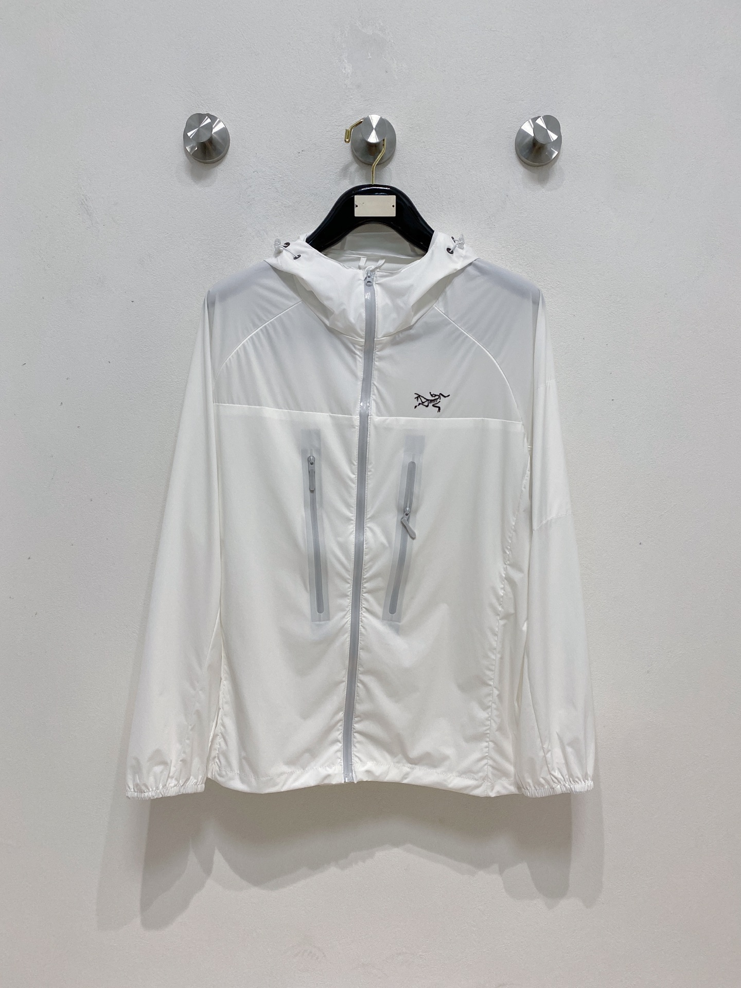 NO:437932,[New Product] Archaeopteryx channel quality. 2025ss Spring and Summer New Sportswear Jacket Sunscreen Jacket!  The sunscreen clothes are classic and add a sense of fashion that keeps pace with the times, and the best choice for handsome men and beautiful women. The new lightweight silk fiber nylon fabric is light and breathable, and the quilting and weaving technology creates the unique thin strip structural details of the fabric, which is delicate and exquisite. It effectively prevents ultraviolet radiation, is excellent in breathability, and is comfortable and skin-friendly. The zipper opening and closing placket and the standing collar design adds a sense of value. The chest logo print highlights the brand's characteristics. The elastic and close details of the cuffs and hem are neat and detailed to add a new and avant-garde fashion sense. Bal*nci*ga  Tracksui's new high-end series creates the best sports and leisure system and the most convenient and comfortable feeling. It is made of polyester fiber fabric, perfect light nylon style. It is different from the general rough nylon texture, with smooth and delicate texture, light and comfortable. The aesthetic division and cutting process of both inside and outside always maintains a perfect sports and fashionable versatile shape. Pay more attention to sports design and versatile items! The logo design has a flawless craft mechanism, thick and full, soft and three-dimensional and not stiff, showing a low-key fashionable sports style. Code M-3XL, arc'teryx, jackets & coats, jackets & coats, alexander wang19860909【新品】始祖鸟渠道精品.2025ss春夏新款运动服夹克防晒服外套！防晒衣经典之余增添了与时俱进的时尚感,型男靓女的最佳选择.新型轻量绢丝纤维尼龙面料,轻盈透气,绗缝密织技术造就面料的独有细条状结构细节,细腻精致.有效防止紫外线辐射,透气性绝佳,舒畅亲肤.拉链开合门襟,立领设计平添价值感取向.胸口标识印花彰显品牌特色.袖口,下摆弹力收口细节工整细致增添新锐前卫时尚感.Bal*nci*ga Tracksui全新高端系列作品,缔造最为出色的运动休闲体系,最为便捷舒适的感受.客供聚酯纤维面料打造,完美的轻质尼龙款.区别于一般的粗质尼龙质,手感质感顺滑细腻,轻盈舒适.内外兼具的美感分割裁剪工艺,时刻保持完美的运动时尚百搭造型.更加的注重运动化设计百搭单品!标识徽标设计拥有完美无瑕的工艺机制,厚实饱满,柔软立体不生硬,彰显低调的时尚运动风格.码数M-3XL,arc'teryx,jackets & coats,jackets & coats,alexander wang,Men's clothing