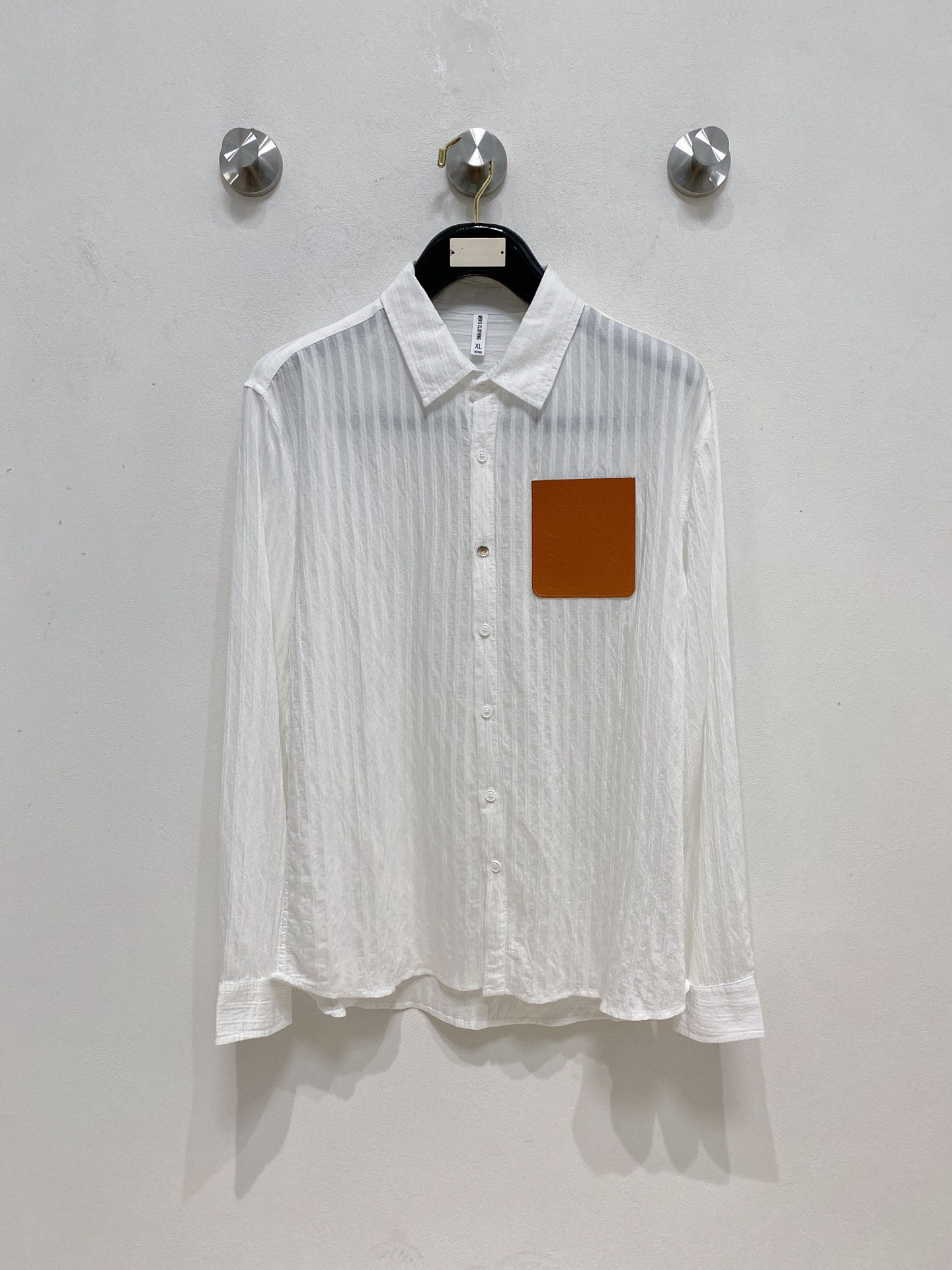 NO:437926,[New Product] Luo Yiwei Channel Boutique. 2025ss Spring and Summer New Sportswear Jacket Sunscreen Jacket!  The sunscreen clothes are classic and add a sense of fashion that keeps pace with the times, and the best choice for handsome men and beautiful women. The new lightweight silk fiber nylon fabric is light and breathable, and the quilting and weaving technology creates the unique thin strip structural details of the fabric, which is delicate and exquisite. It effectively prevents ultraviolet radiation, is excellent in breathability, and is comfortable and skin-friendly. The zipper opening and closing placket and the standing collar design adds a sense of value. The chest logo print highlights the brand's characteristics. The elastic and close details of the cuffs and hem are neat and detailed to add a new and avant-garde fashion sense. Bal*nci*ga  Tracksui's new high-end series creates the best sports and leisure system and the most convenient and comfortable feeling. It is made of polyester fiber fabric, perfect light nylon style. It is different from the general rough nylon texture, with smooth and delicate texture, light and comfortable. The aesthetic division and cutting process of both inside and outside always maintains a perfect sports and fashionable versatile shape. Pay more attention to sports design and versatile items! The logo design has a flawless craft mechanism, thick and full, soft and three-dimensional and not stiff, showing a low-key fashionable sports style. Code number M-3XL, loewe, jackets & coats, jackets & coats, alexander wang19860909【新品】罗意威渠道精品.2025ss春夏新款运动服夹克防晒服外套！防晒衣经典之余增添了与时俱进的时尚感,型男靓女的最佳选择.新型轻量绢丝纤维尼龙面料,轻盈透气,绗缝密织技术造就面料的独有细条状结构细节,细腻精致.有效防止紫外线辐射,透气性绝佳,舒畅亲肤.拉链开合门襟,立领设计平添价值感取向.胸口标识印花彰显品牌特色.袖口,下摆弹力收口细节工整细致增添新锐前卫时尚感.Bal*nci*ga Tracksui全新高端系列作品,缔造最为出色的运动休闲体系,最为便捷舒适的感受.客供聚酯纤维面料打造,完美的轻质尼龙款.区别于一般的粗质尼龙质,手感质感顺滑细腻,轻盈舒适.内外兼具的美感分割裁剪工艺,时刻保持完美的运动时尚百搭造型.更加的注重运动化设计百搭单品!标识徽标设计拥有完美无瑕的工艺机制,厚实饱满,柔软立体不生硬,彰显低调的时尚运动风格.码数M-3XL,,loewe,jackets & coats,jackets & coats,alexander wang,Men's clothing