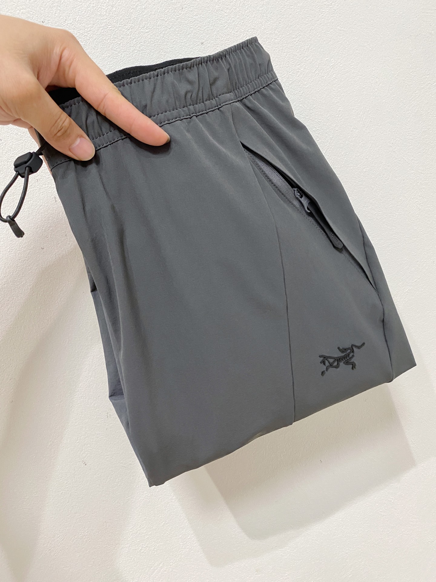 NO:437919,Archaeopteryx 2025ss Spring and Summer New Styles New Styles Men's Working Leisure Pants, Business Leisure Styles!  !  The fabric is important!  Baby's skin is smooth!  !  Customer supplies fixed fabrics, and you can find that they are very smooth fabrics, soft and skin-friendly. The upper body is crisp and stylish, and the surface has a warm and shiny feeling. It is high-end and textured. The upper body is very distinctive, with classic brand logo embellishment, elegant and natural style, moderate thickness, suitable for early spring wear, and the hardware and accessories are all in all quality!  A model that is very practical for business and casual wear. Size M-3XL, arc'teryx, alexander wang19860909始祖鸟2025ss春夏新款新款男士工装休闲裤、商务休闲款！！重在面料！婴儿肌肤般的柔滑！！客供定织料,入手便知极具柔滑面料,手感柔软亲肤,上身挺括有型,表面又有着温润的光泽感,高档而显质感,经典细节处理,上身很有特点,经典品牌标识点缀,优雅自然的版型,厚度适中,适合早春穿着,五金辅料全品相！商务休闲都很实穿的一款.尺码M-3XL,arc'teryx,alexander wang,Men's clothing