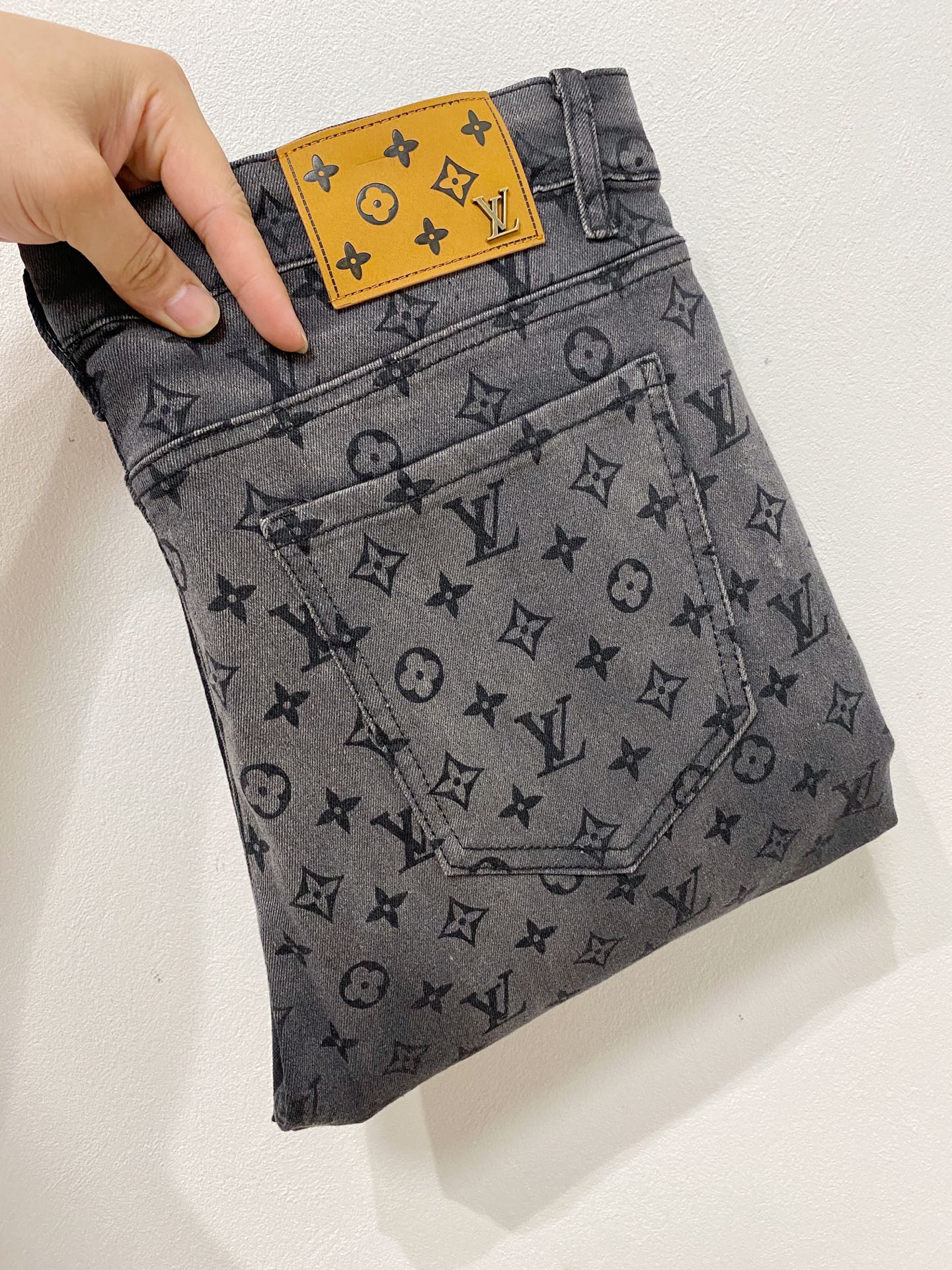 NO:437974,LV2025ss four-season jeans, custom-made full set of hardware, brand new brand design craftsmanship, fine workmanship, perfect details, high-version code 29-36 (no 35), louis vuitton, jeans, alexander wang19860909LV2025ss四季款牛仔裤,定制全套五金,全新品牌设计工艺,做工精细,细节完美,高版本码数29-36（无35）,,louis vuitton,jeans,alexander wang,Men's clothing