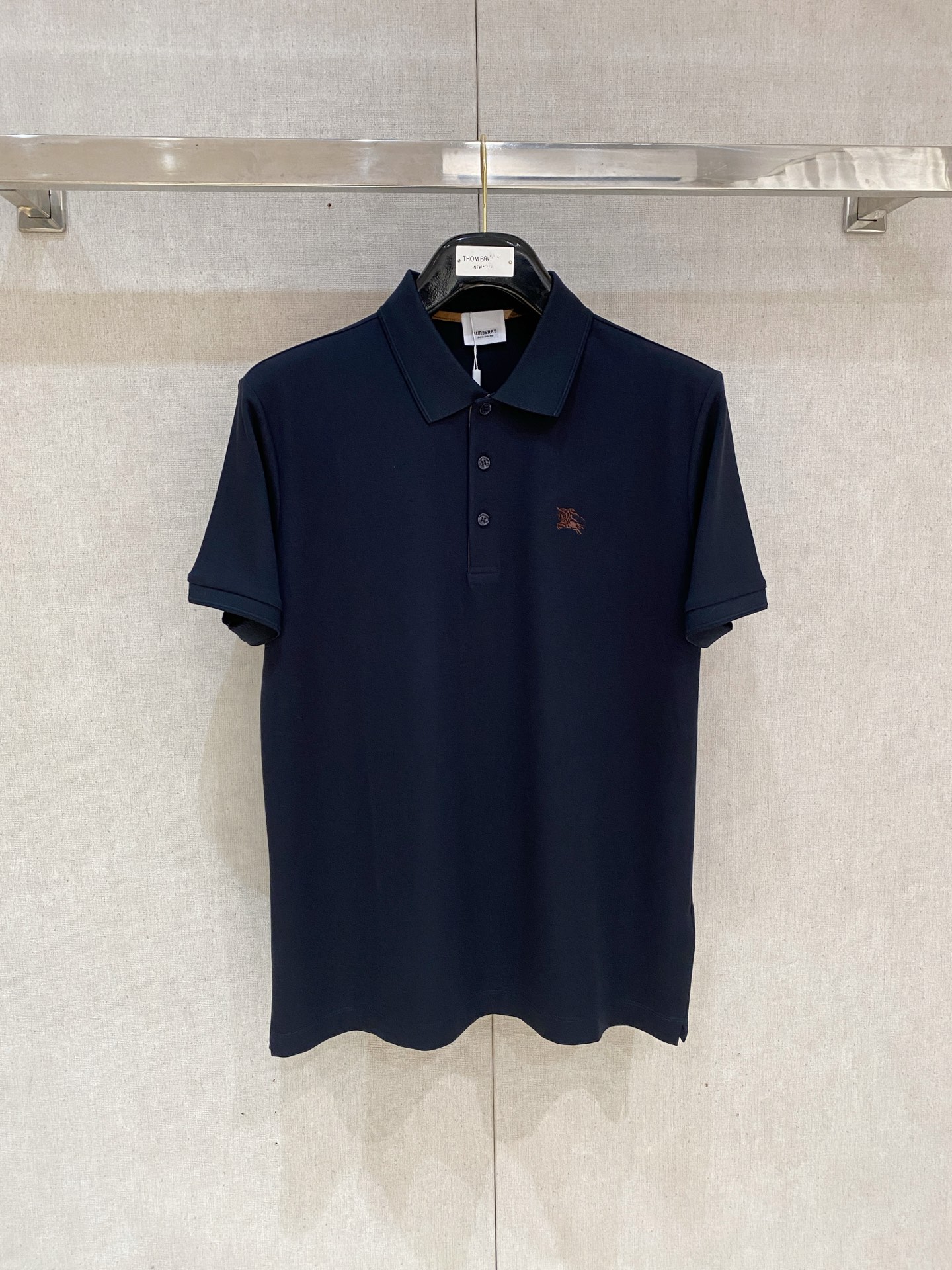 开春新品  巴宝莉 𝟏𝟎𝟎%新疆长绒棉 面料柔软舒适透气
𝟮𝟬𝟮𝟰 夏季 限量款短袖Polo系列
𝗦𝗜𝗭