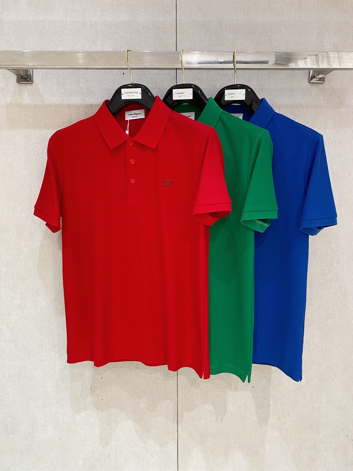 开春新品  菲拉格慕 𝟏𝟎𝟎%新疆长绒棉 面料柔软舒适透气
𝟮𝟬𝟮𝟰 夏季 限量款短袖Polo系列
𝗦𝗜