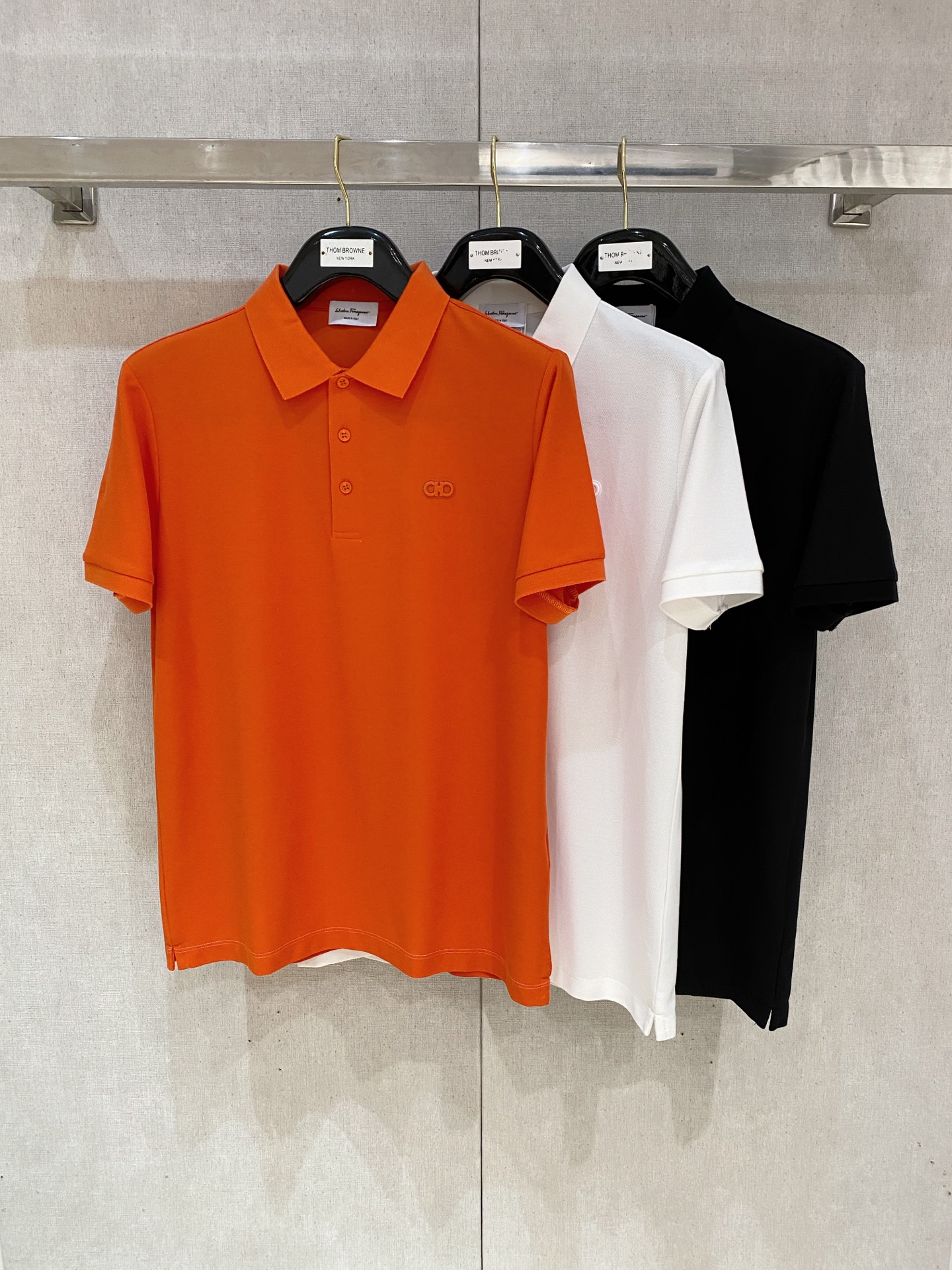 开春新品  菲拉格慕 𝟏𝟎𝟎%新疆长绒棉 面料柔软舒适透气
𝟮𝟬𝟮𝟰 夏季 限量款短袖Polo系列
𝗦𝗜
