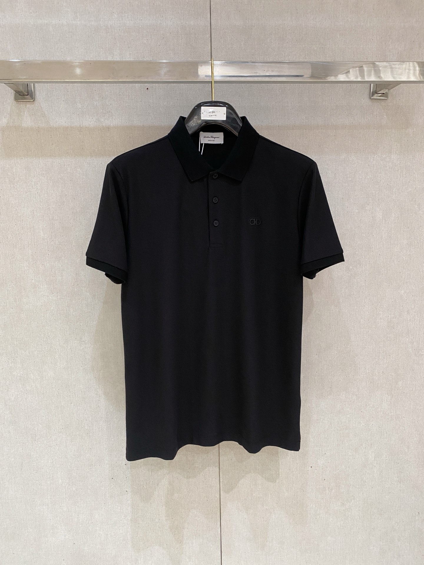 开春新品  菲拉格慕 𝟏𝟎𝟎%新疆长绒棉 面料柔软舒适透气
𝟮𝟬𝟮𝟰 夏季 限量款短袖Polo系列
𝗦𝗜