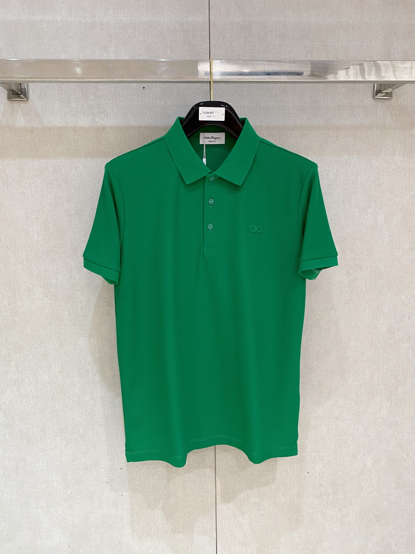 开春新品  菲拉格慕 𝟏𝟎𝟎%新疆长绒棉 面料柔软舒适透气
𝟮𝟬𝟮𝟰 夏季 限量款短袖Polo系列
𝗦𝗜