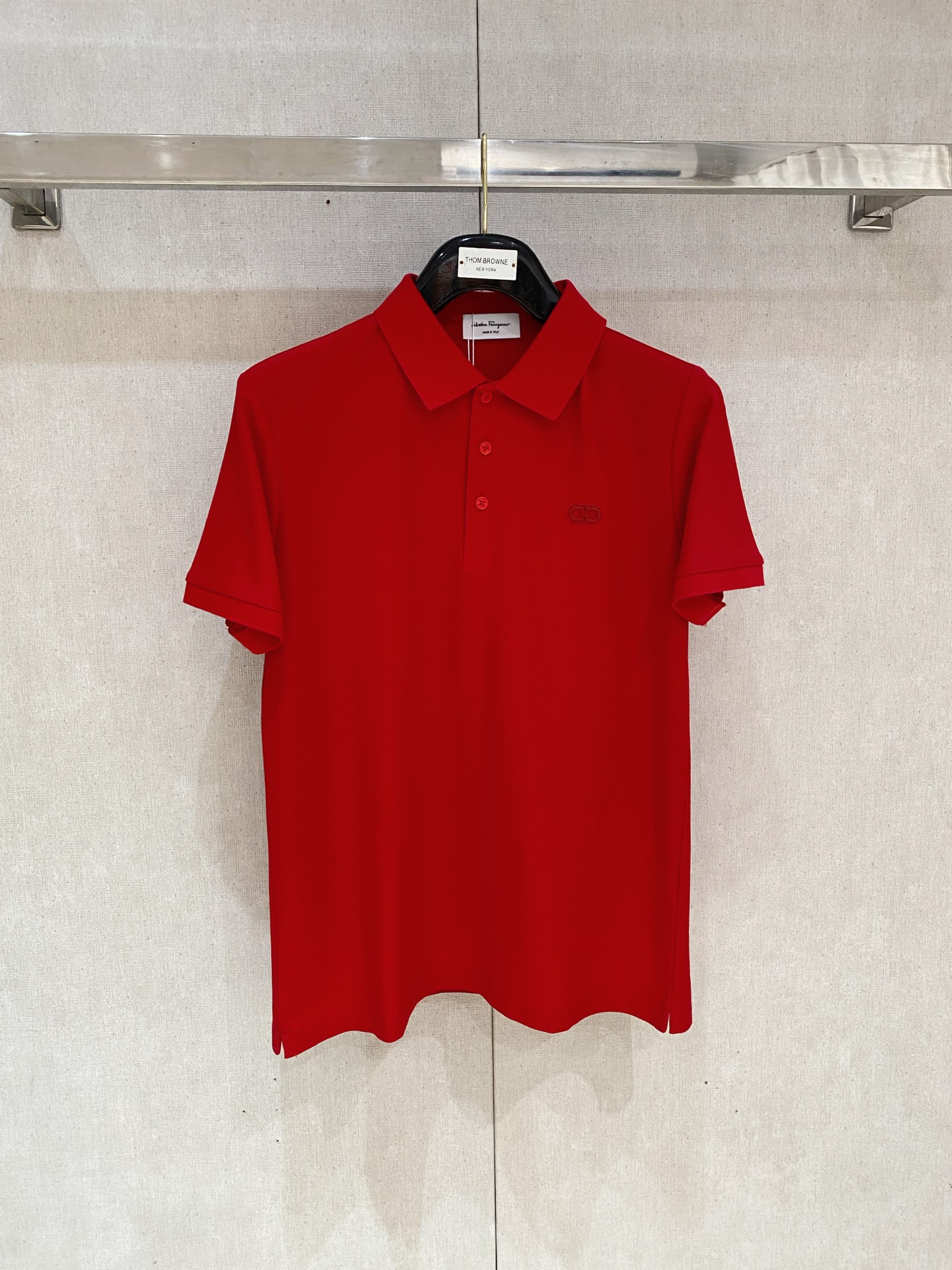 开春新品  菲拉格慕 𝟏𝟎𝟎%新疆长绒棉 面料柔软舒适透气
𝟮𝟬𝟮𝟰 夏季 限量款短袖Polo系列
𝗦𝗜