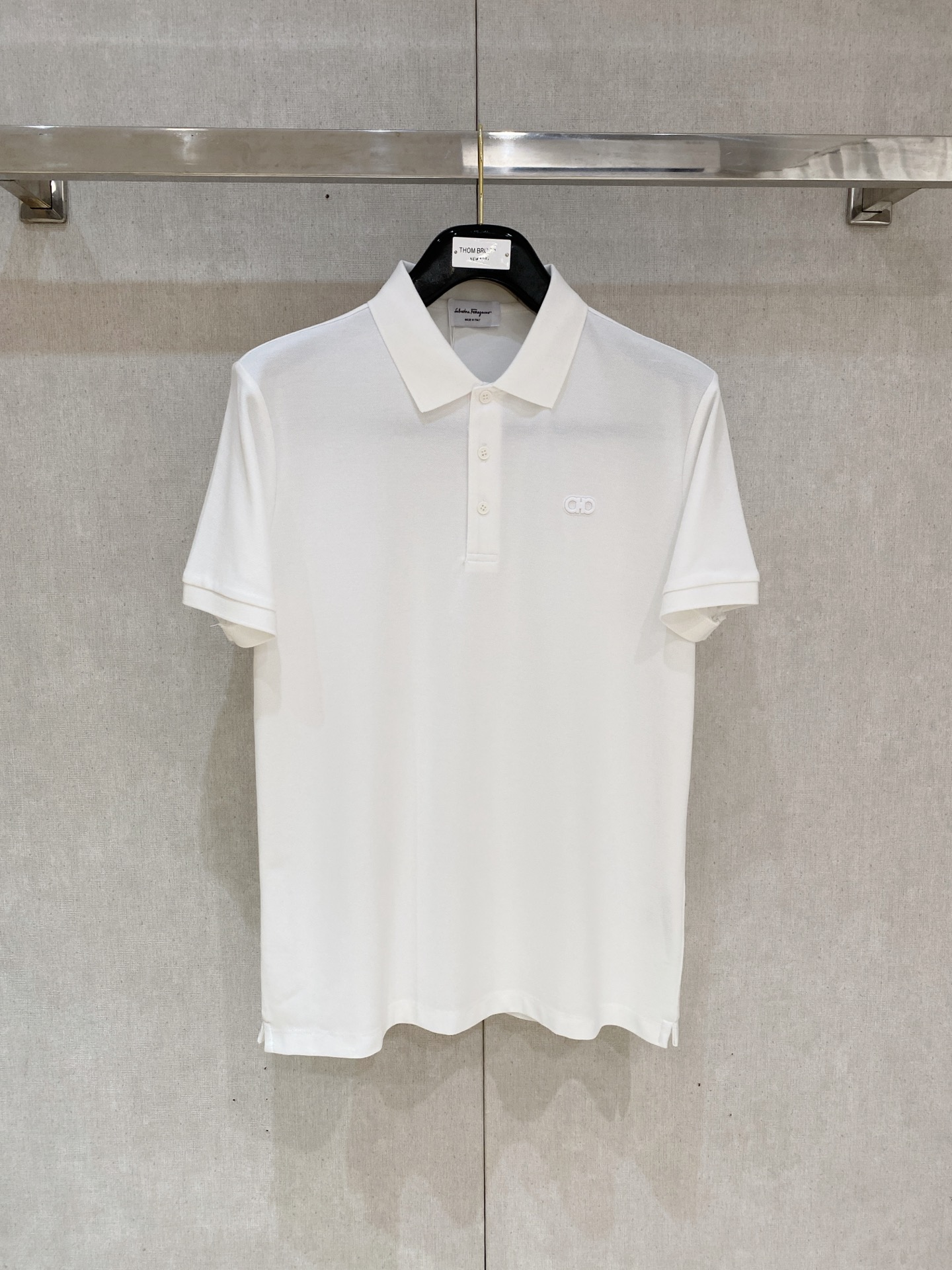开春新品  菲拉格慕 𝟏𝟎𝟎%新疆长绒棉 面料柔软舒适透气
𝟮𝟬𝟮𝟰 夏季 限量款短袖Polo系列
𝗦𝗜