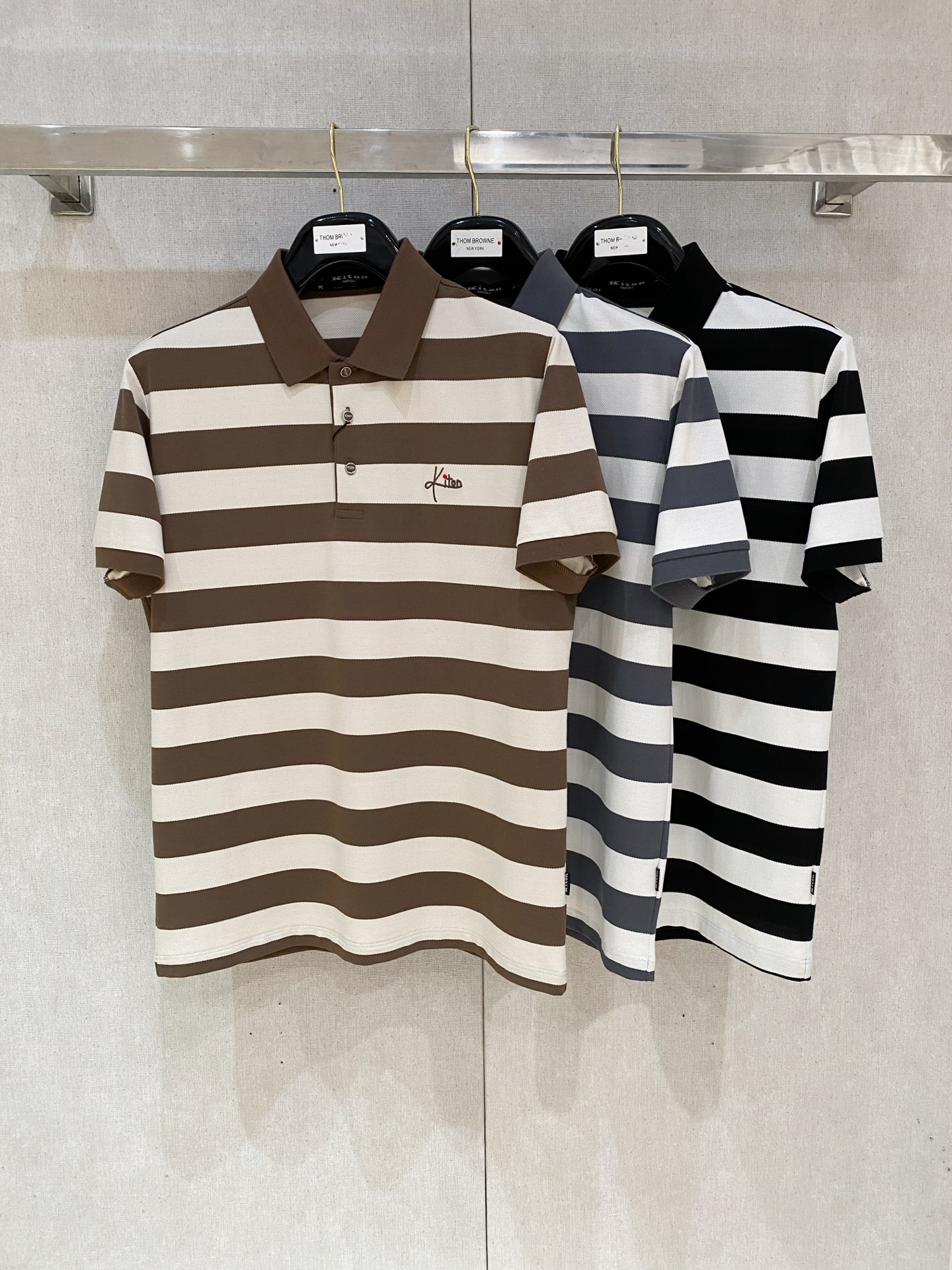 开春新品  kiton 𝟏𝟎𝟎%新疆长绒棉 面料柔软舒适透气
𝟮𝟬𝟮𝟰 夏季 限量款短袖Polo系列
𝗦