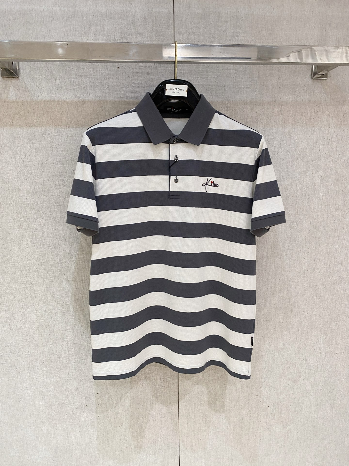 开春新品  kiton 𝟏𝟎𝟎%新疆长绒棉 面料柔软舒适透气
𝟮𝟬𝟮𝟰 夏季 限量款短袖Polo系列
𝗦
