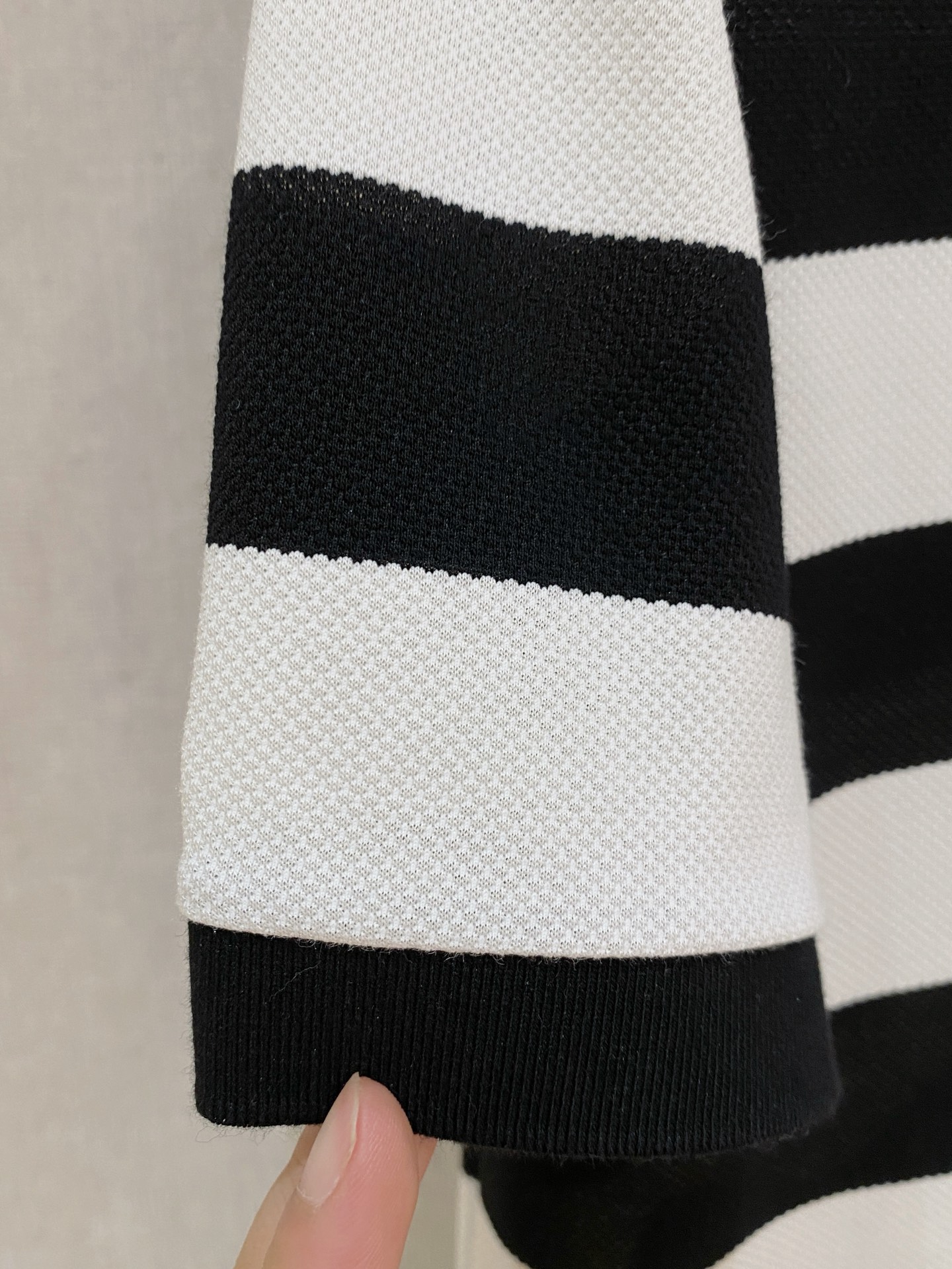 开春新品  kiton 𝟏𝟎𝟎%新疆长绒棉 面料柔软舒适透气
𝟮𝟬𝟮𝟰 夏季 限量款短袖Polo系列
𝗦