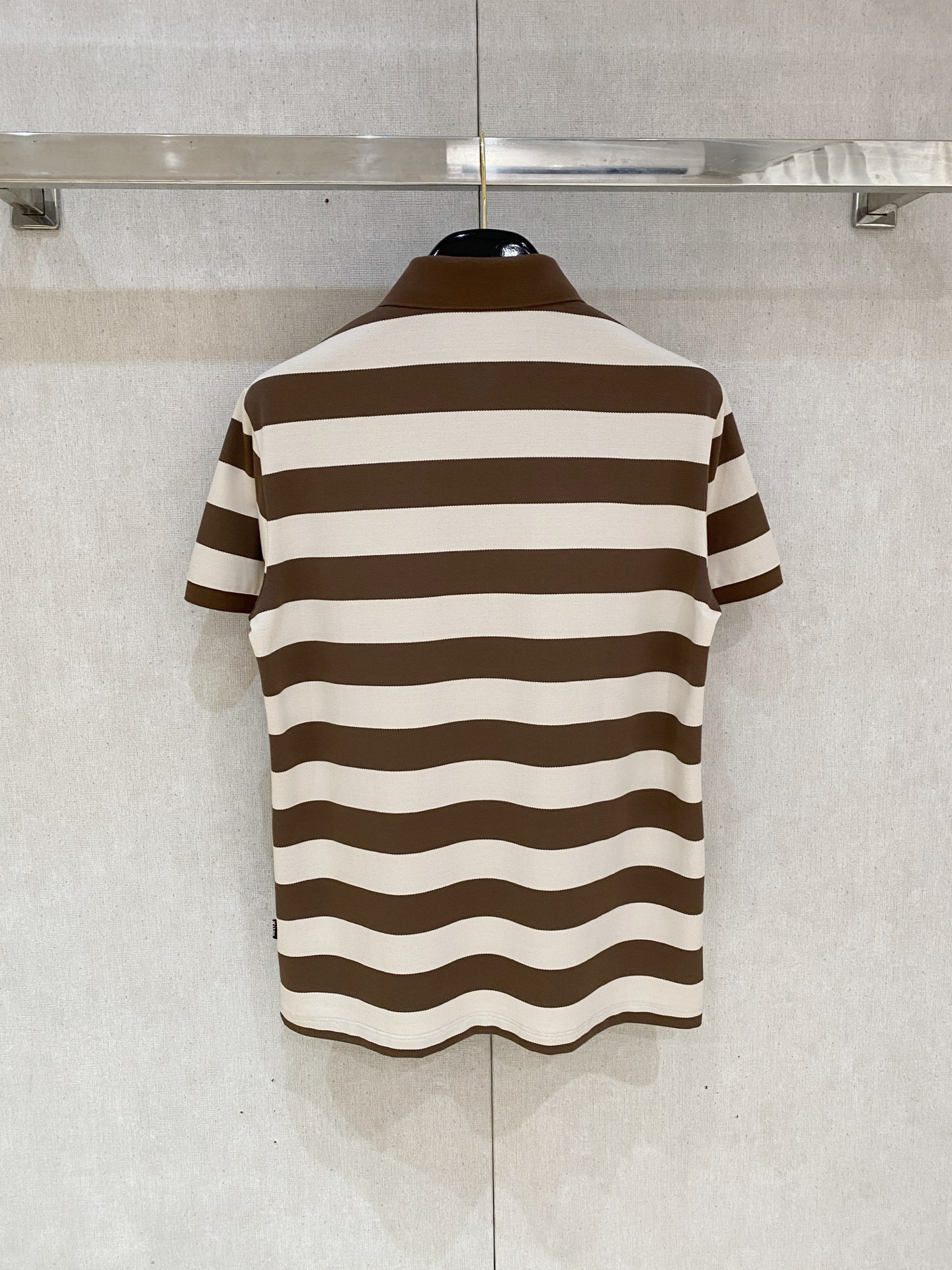 开春新品  kiton 𝟏𝟎𝟎%新疆长绒棉 面料柔软舒适透气
𝟮𝟬𝟮𝟰 夏季 限量款短袖Polo系列
𝗦