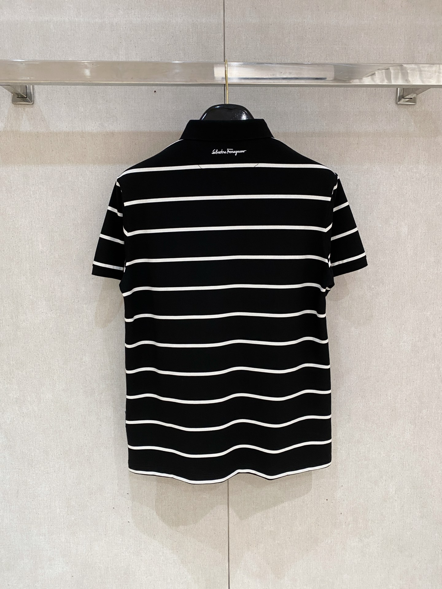开春新品  菲拉格慕 𝟏𝟎𝟎%新疆长绒棉 面料柔软舒适透气
𝟮𝟬𝟮𝟰 夏季 限量款短袖Polo系列
𝗦𝗜