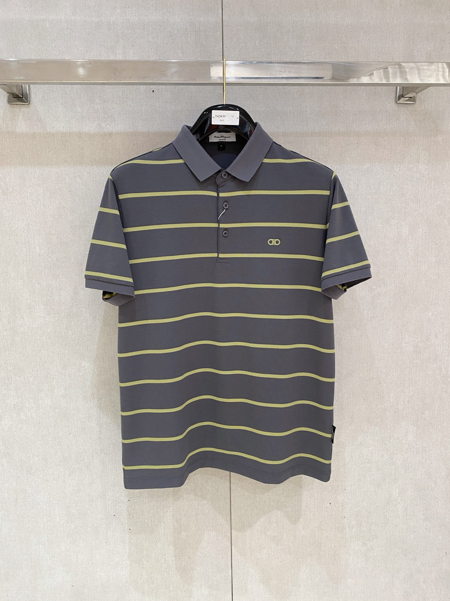 开春新品  菲拉格慕 𝟏𝟎𝟎%新疆长绒棉 面料柔软舒适透气
𝟮𝟬𝟮𝟰 夏季 限量款短袖Polo系列
𝗦𝗜