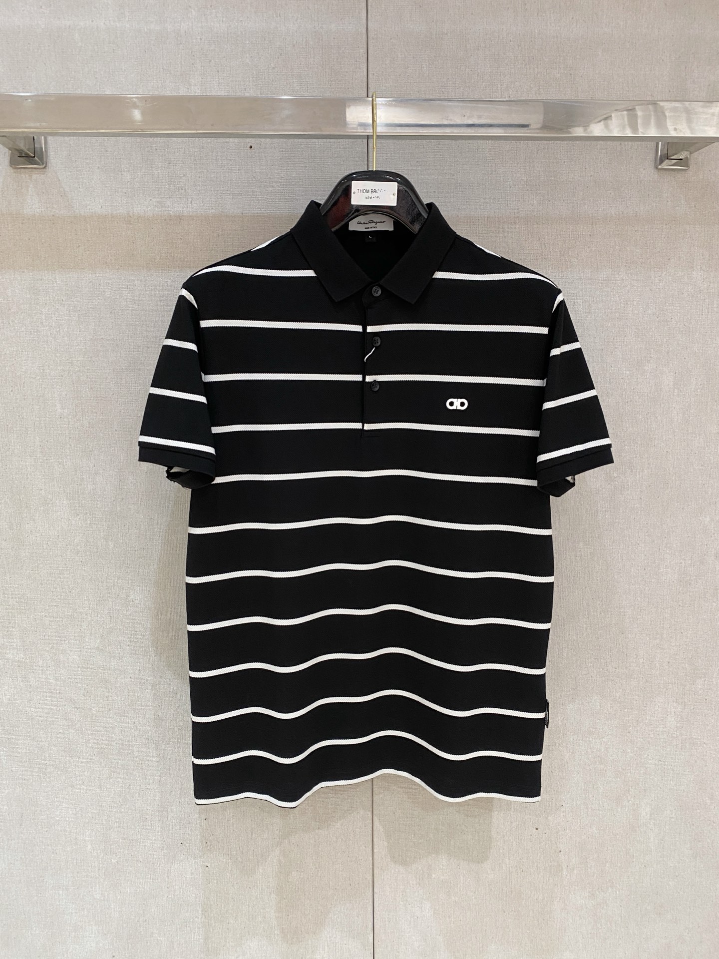 开春新品  菲拉格慕 𝟏𝟎𝟎%新疆长绒棉 面料柔软舒适透气
𝟮𝟬𝟮𝟰 夏季 限量款短袖Polo系列
𝗦𝗜