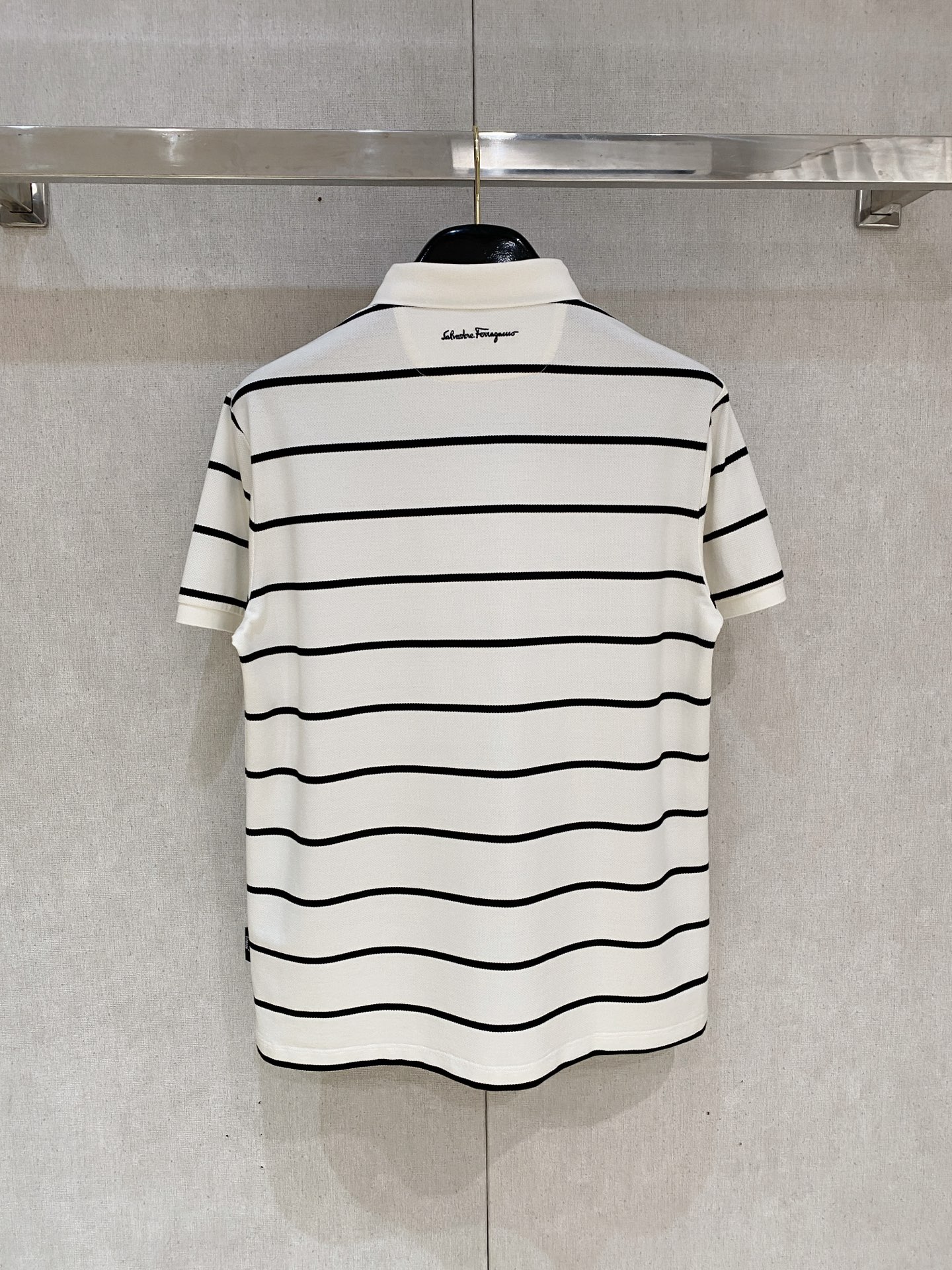 开春新品  菲拉格慕 𝟏𝟎𝟎%新疆长绒棉 面料柔软舒适透气
𝟮𝟬𝟮𝟰 夏季 限量款短袖Polo系列
𝗦𝗜